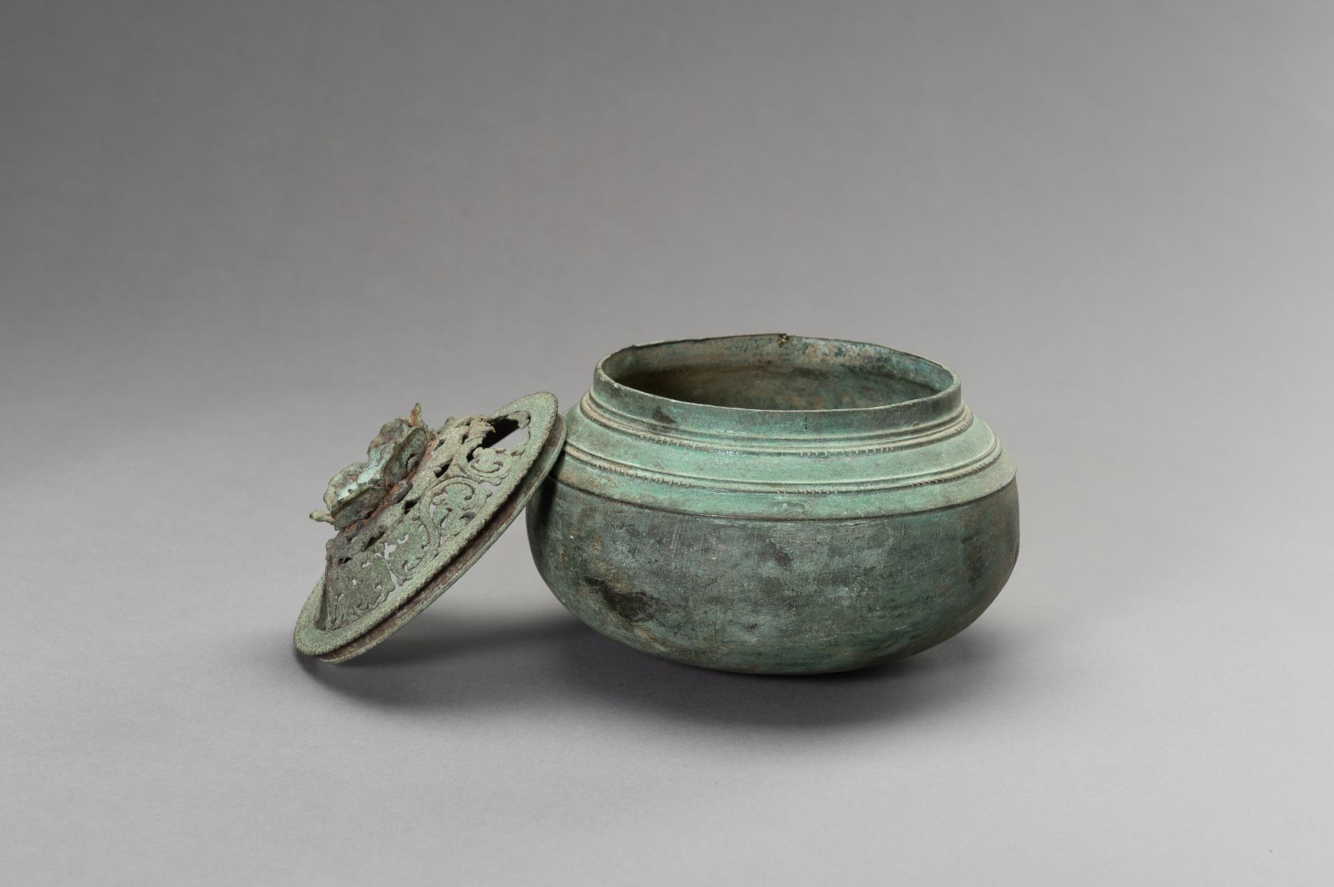 A JAVANESE BRONZE INCENSE BURNER AND COVER - Image 9 of 12