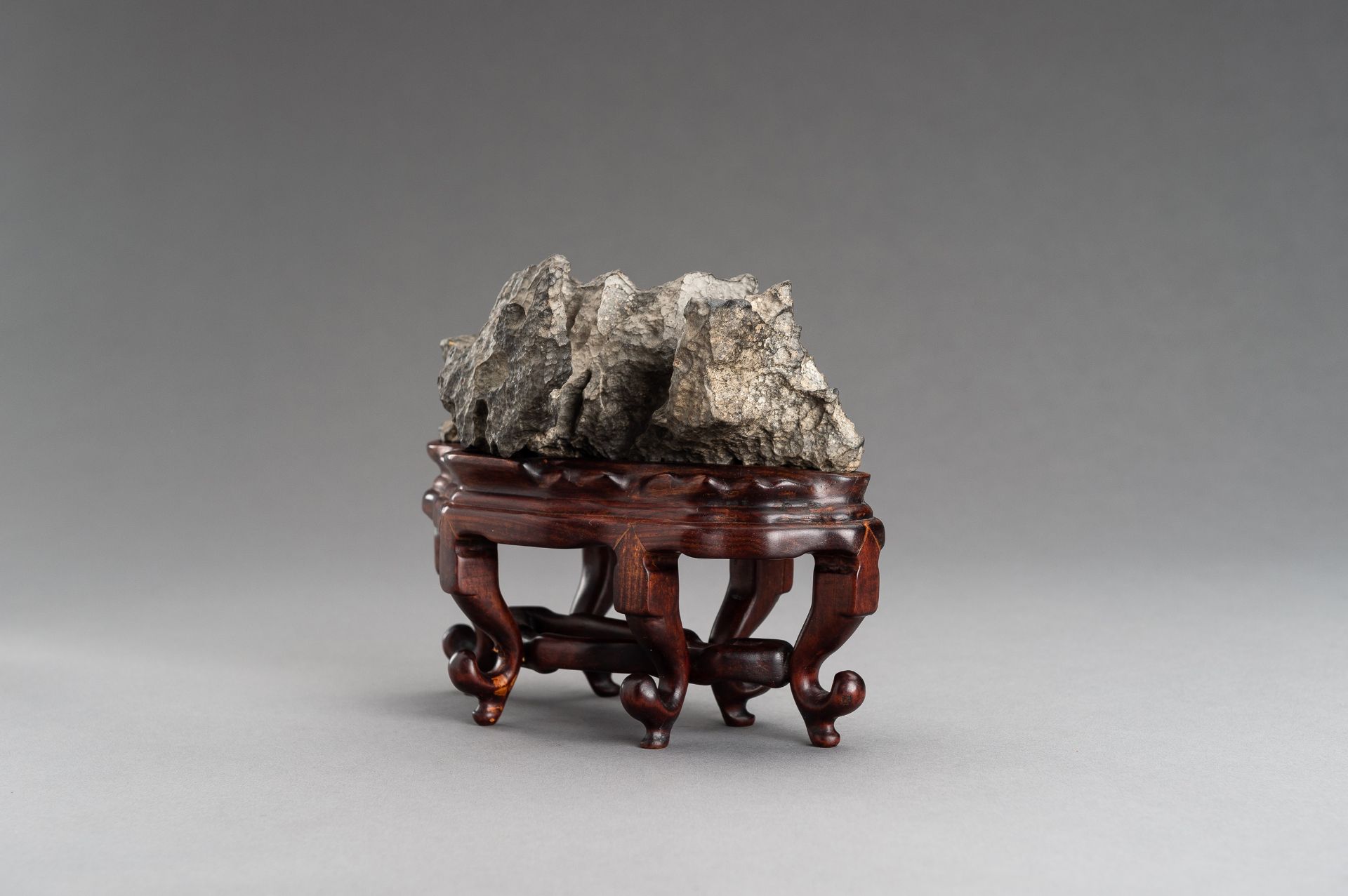 A GRAY LINGBI SCHOLAR'S ROCK ON FITTED BASE, 19TH CENTURY - Image 7 of 11