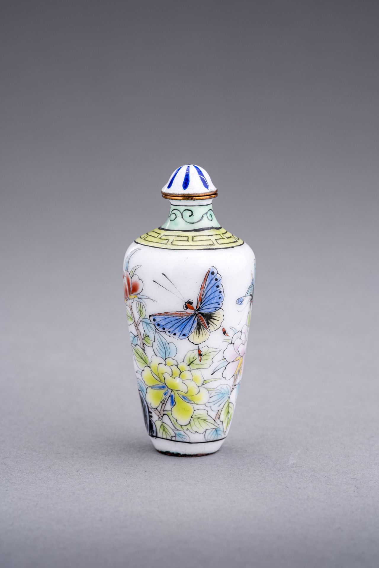 AN ENAMELED 'FLOWERS AND BUTTERFLIES' SNUFF BOTTLE, c. 1920s - Image 2 of 8