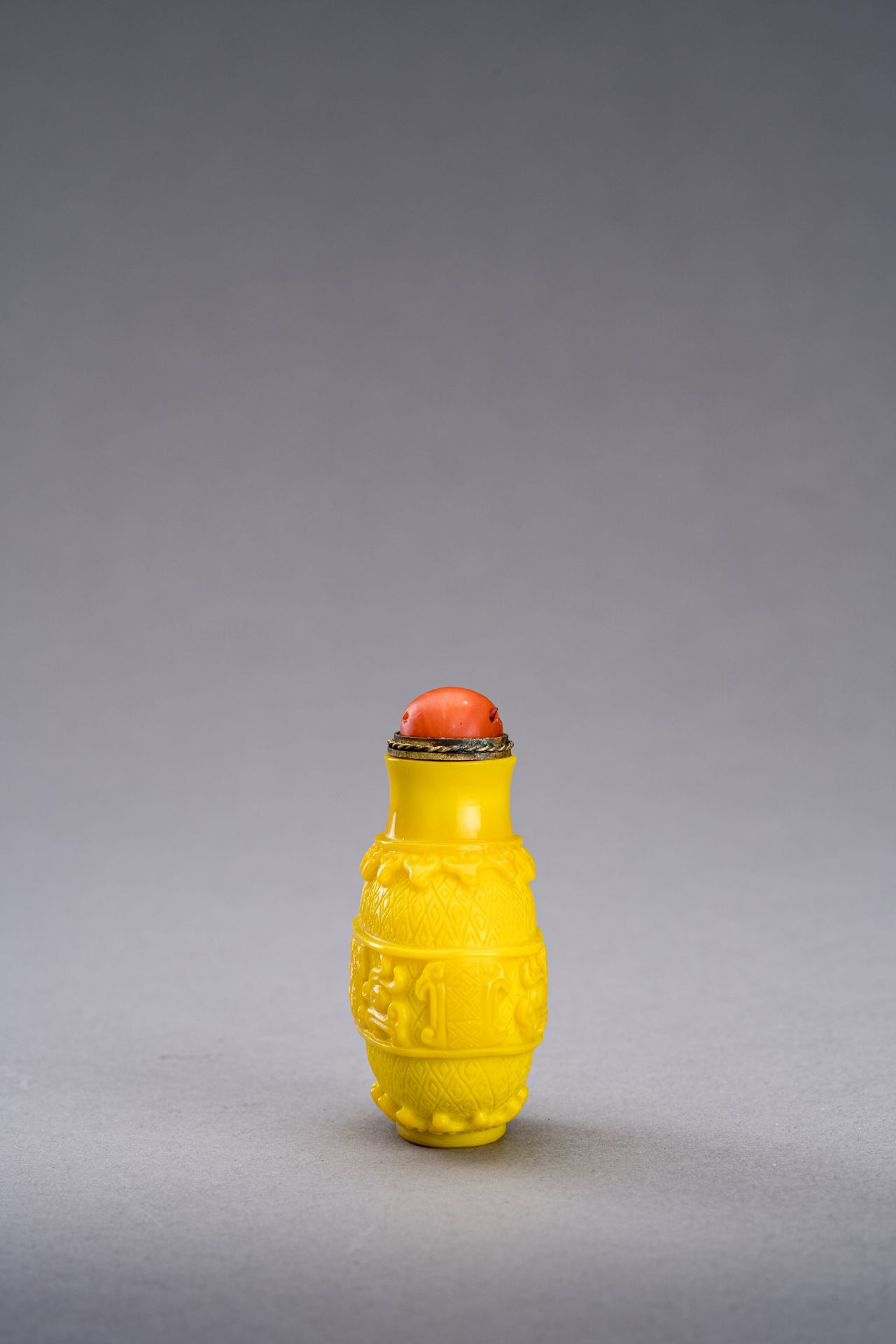 AN ARCHAISTIC YELLOW GLASS SNUFF BOTTLE, c. 1920s - Image 2 of 6