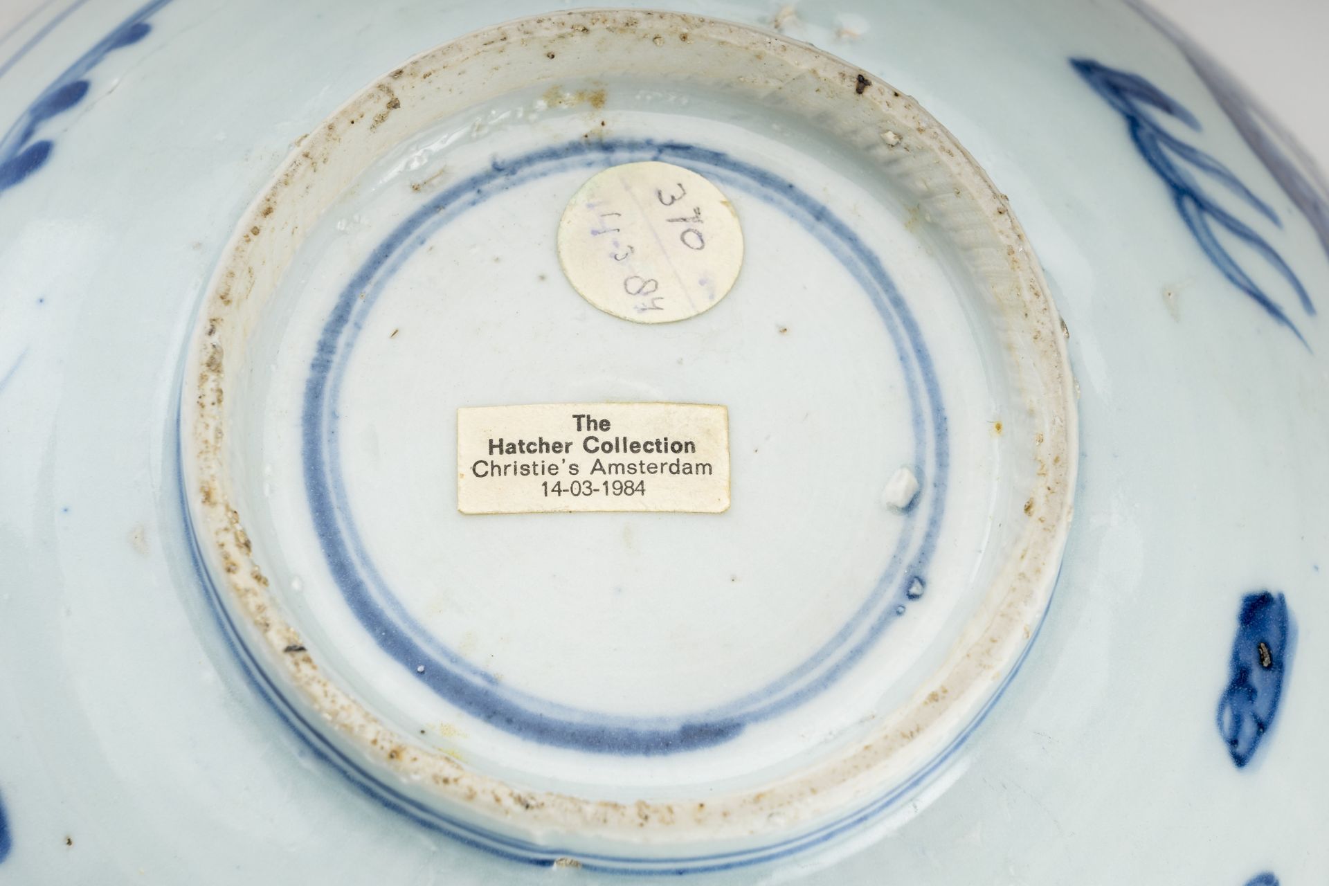 A BLUE AND WHITE PORCELAIN 'DRAGON AND PHOENIX' BOWL, 'HATCHER CARGO' - Image 9 of 9