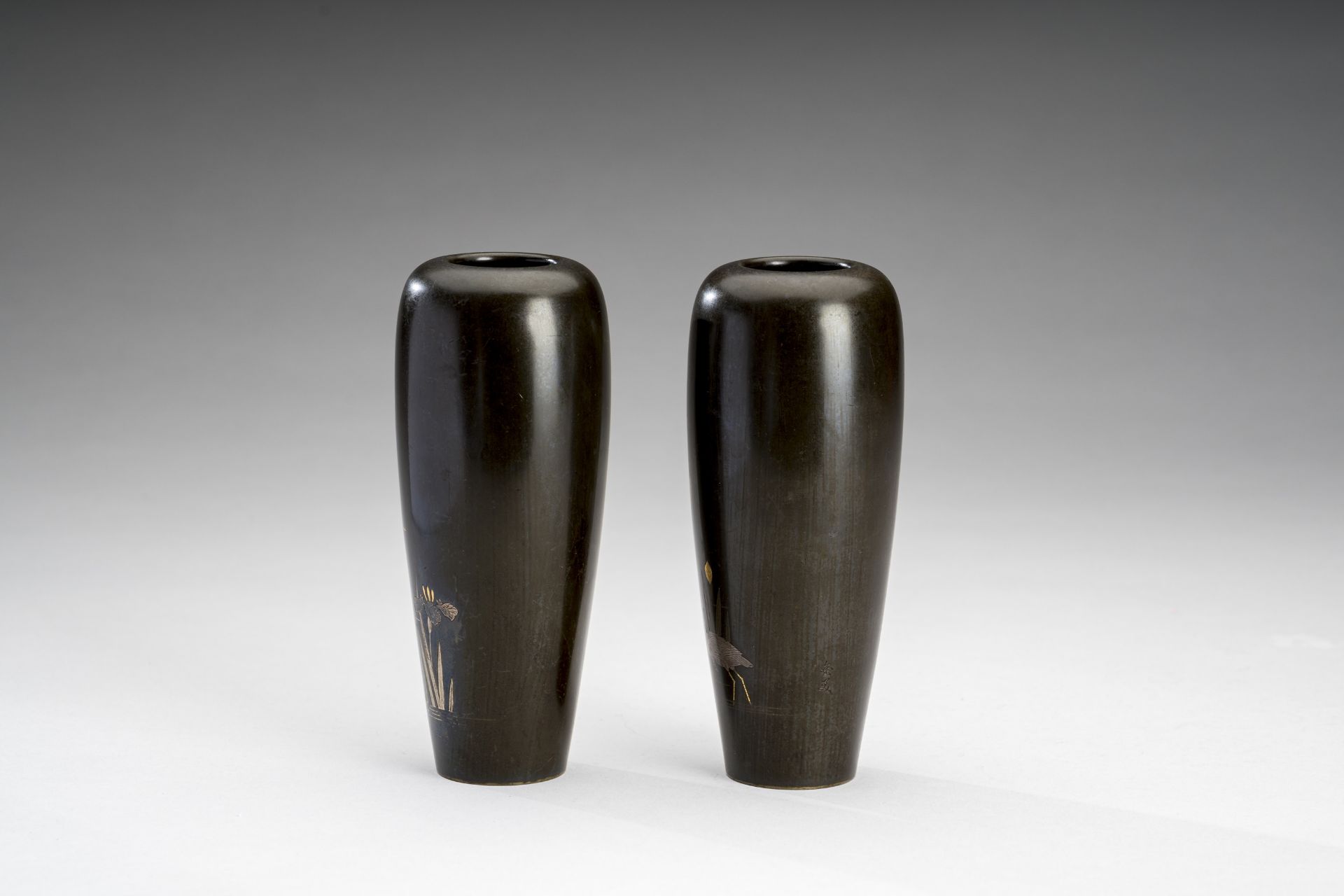 A PAIR OF INLAID BRONZE VASES WITH EGRETS, MEIJI - Image 6 of 9