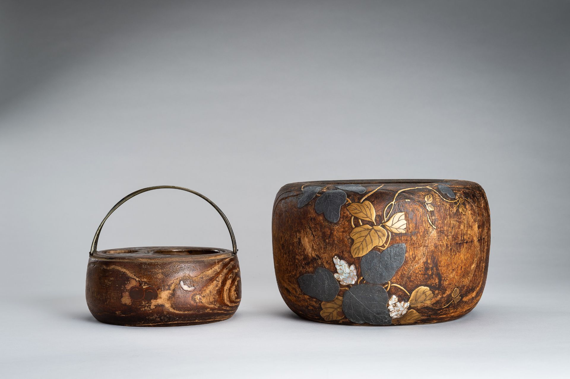 A LOT WITH TWO LACQUERED AND INLAID WOOD HIBACHI (BRAZIER), EDO - Image 4 of 18