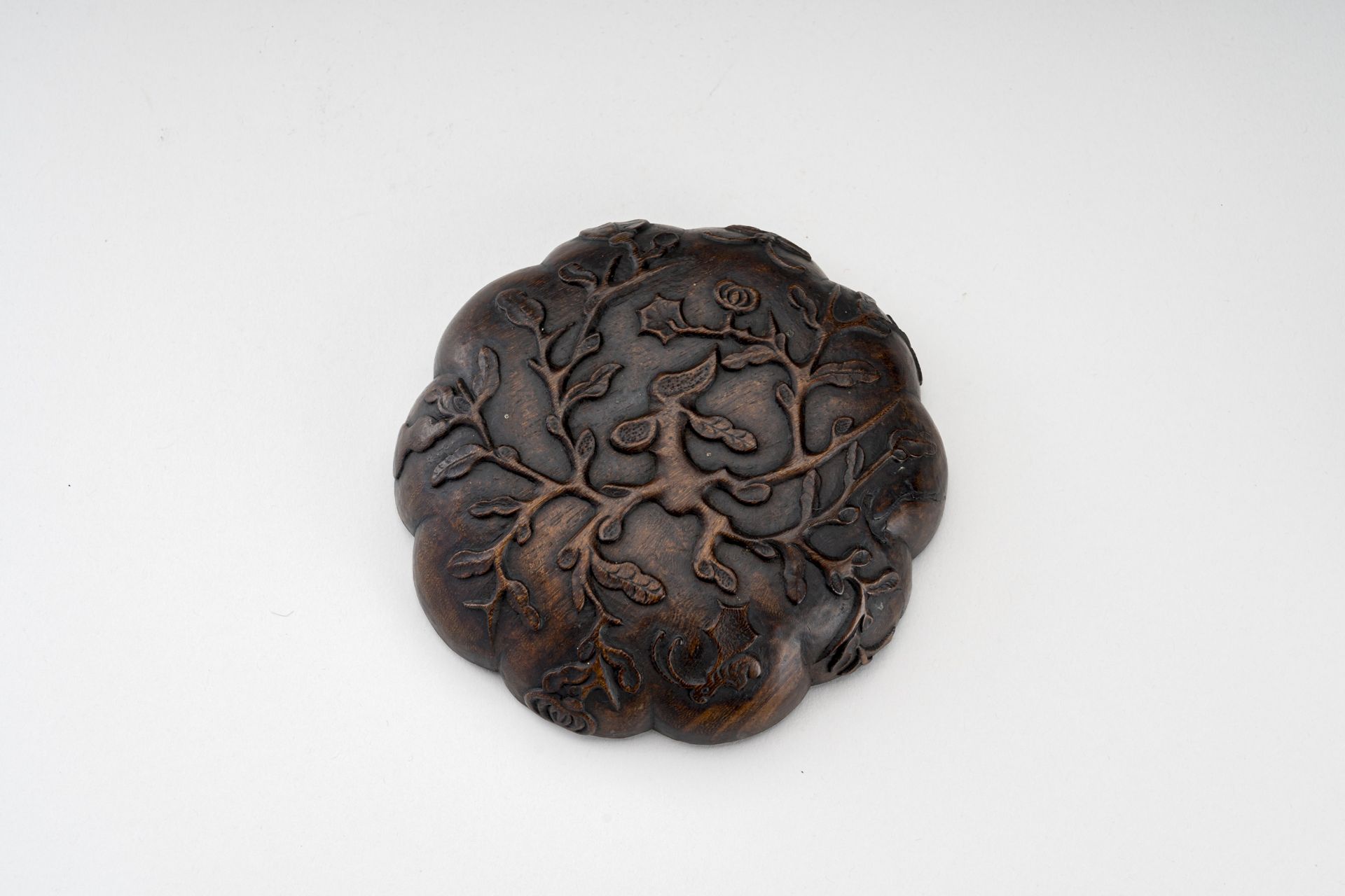 A MELON-SHAPED CARVED WOODEN BOX, QING - Image 2 of 8