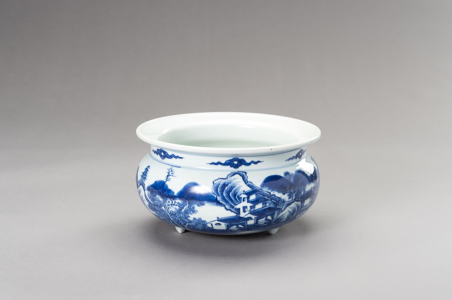 A LARGE BLUE AND WHITE TRIPOD CENSER, QING DYNASTY - Image 2 of 13