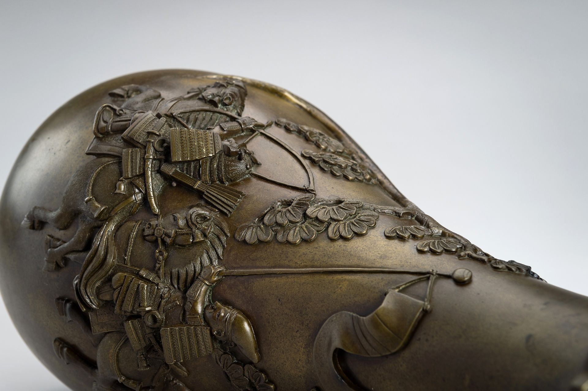 A BRONZE VASE DEPICTING TWO SAMURAI ON HORSEBACK, MEIJI PERIOD - Image 10 of 15