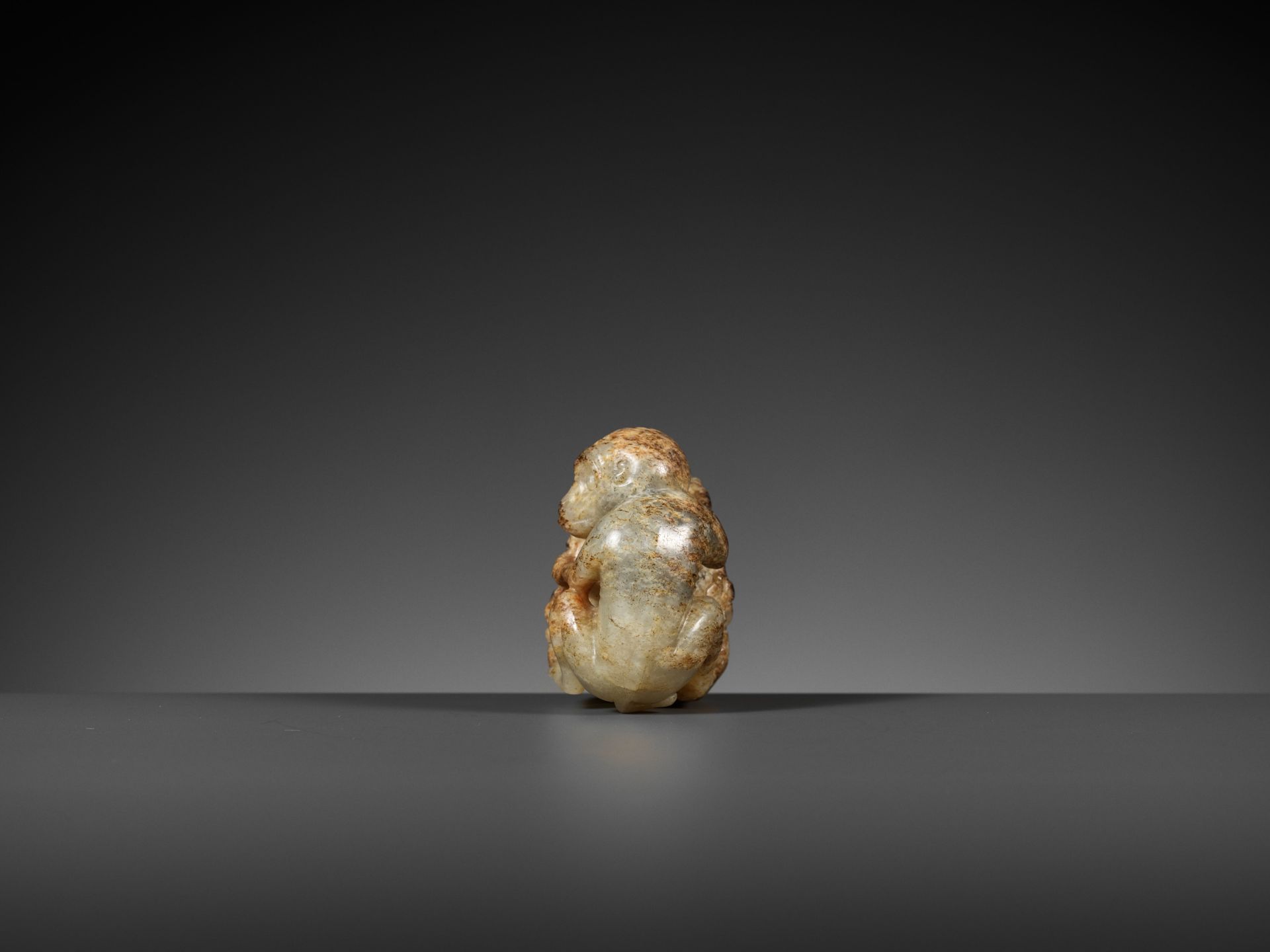 A MOTTLED PALE CELADON JADE 'MONKEY AND PEACH' FIGURE, 17TH - 18TH CENTURY - Image 6 of 10