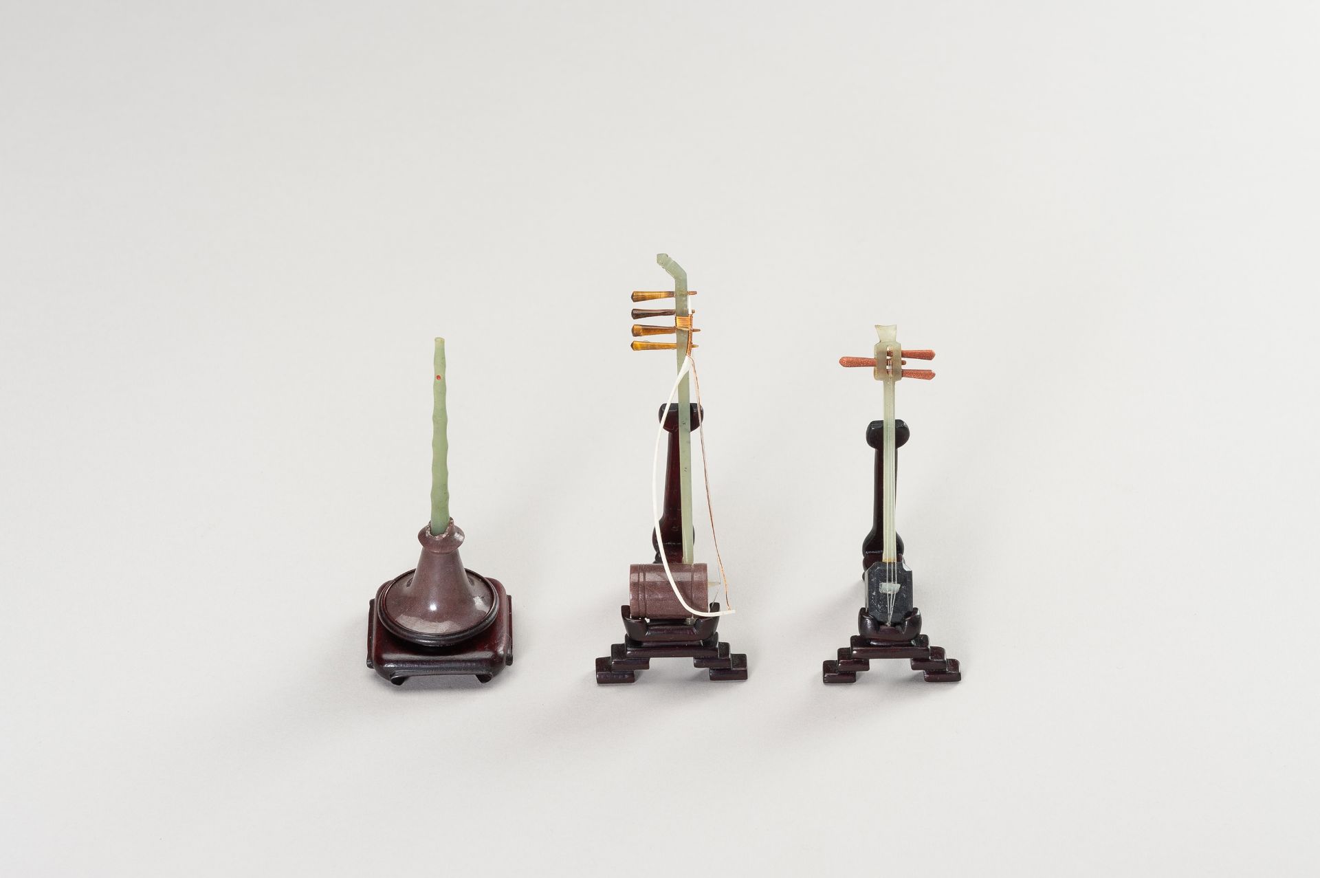 A GROUP OF EIGHT HARDSTONE MINIATURE MODELS OF MUSICAL INSTRUMENTS - Image 8 of 20