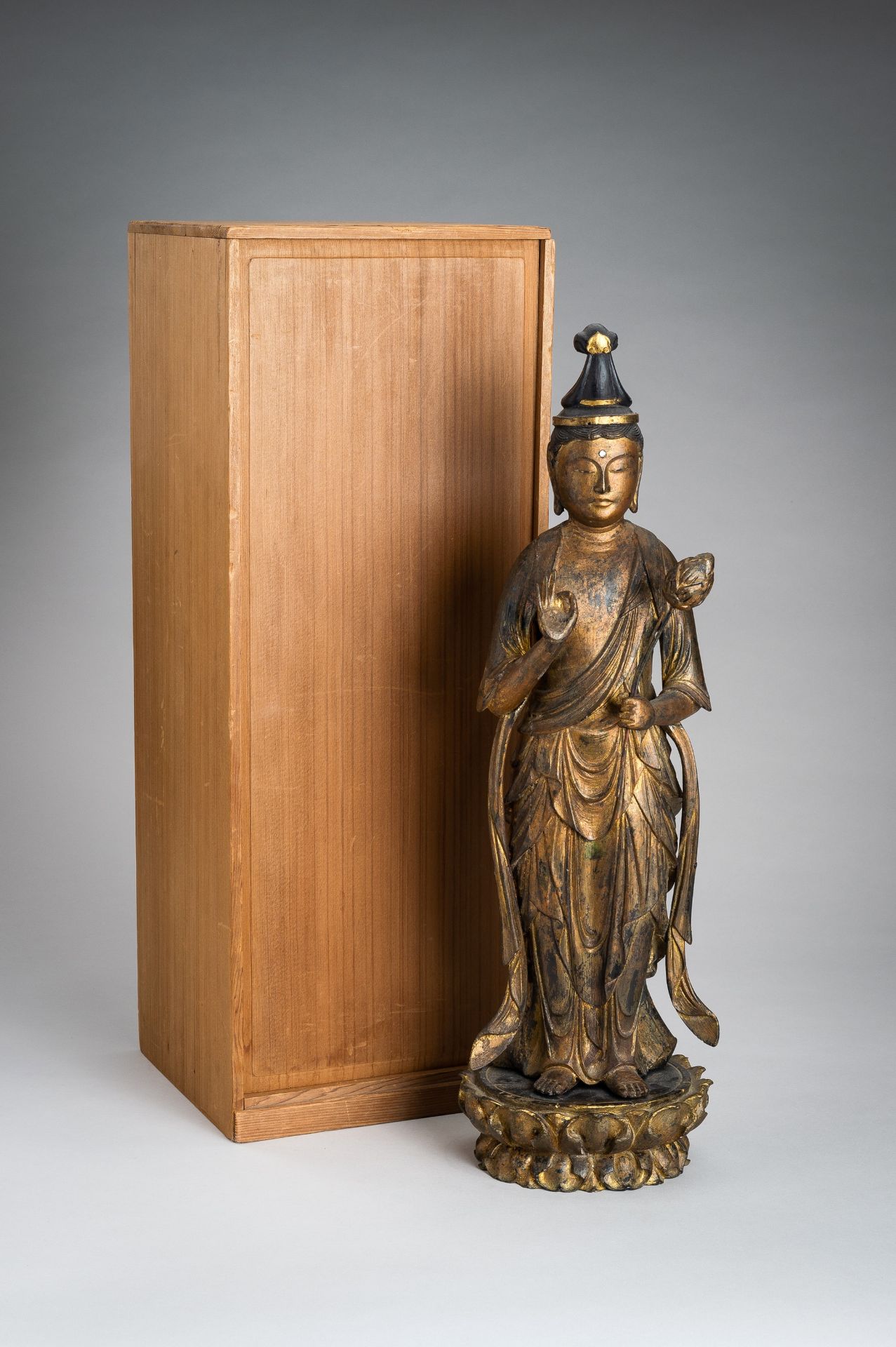 A GILT LACQUERED WOOD FIGURE OF SEISHI BOSATSU, EDO - Bild 13 aus 14