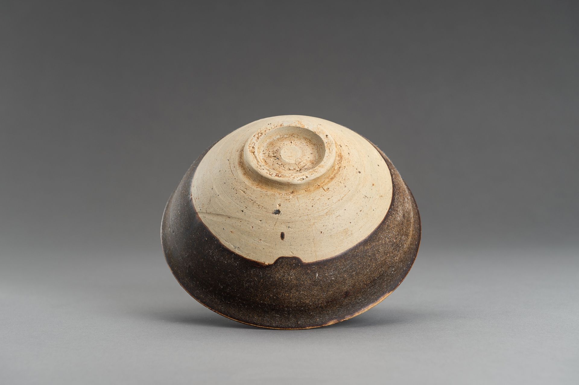 A BROWN GLAZED SONG-STYLE CERAMIC BOWL - Image 8 of 10