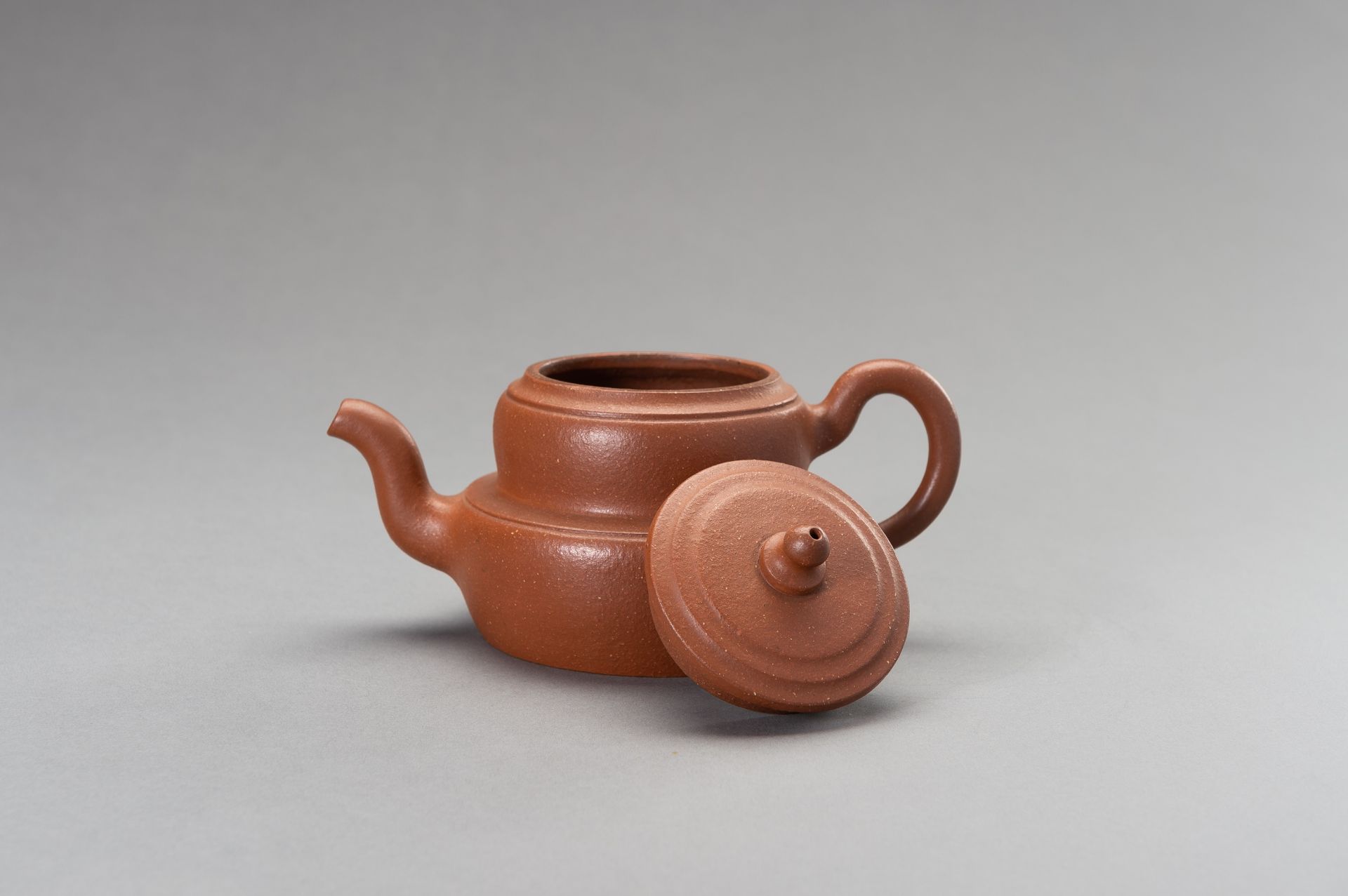 A YIXING DOUBLE GOURD TEAPOT AND COVER - Image 7 of 13