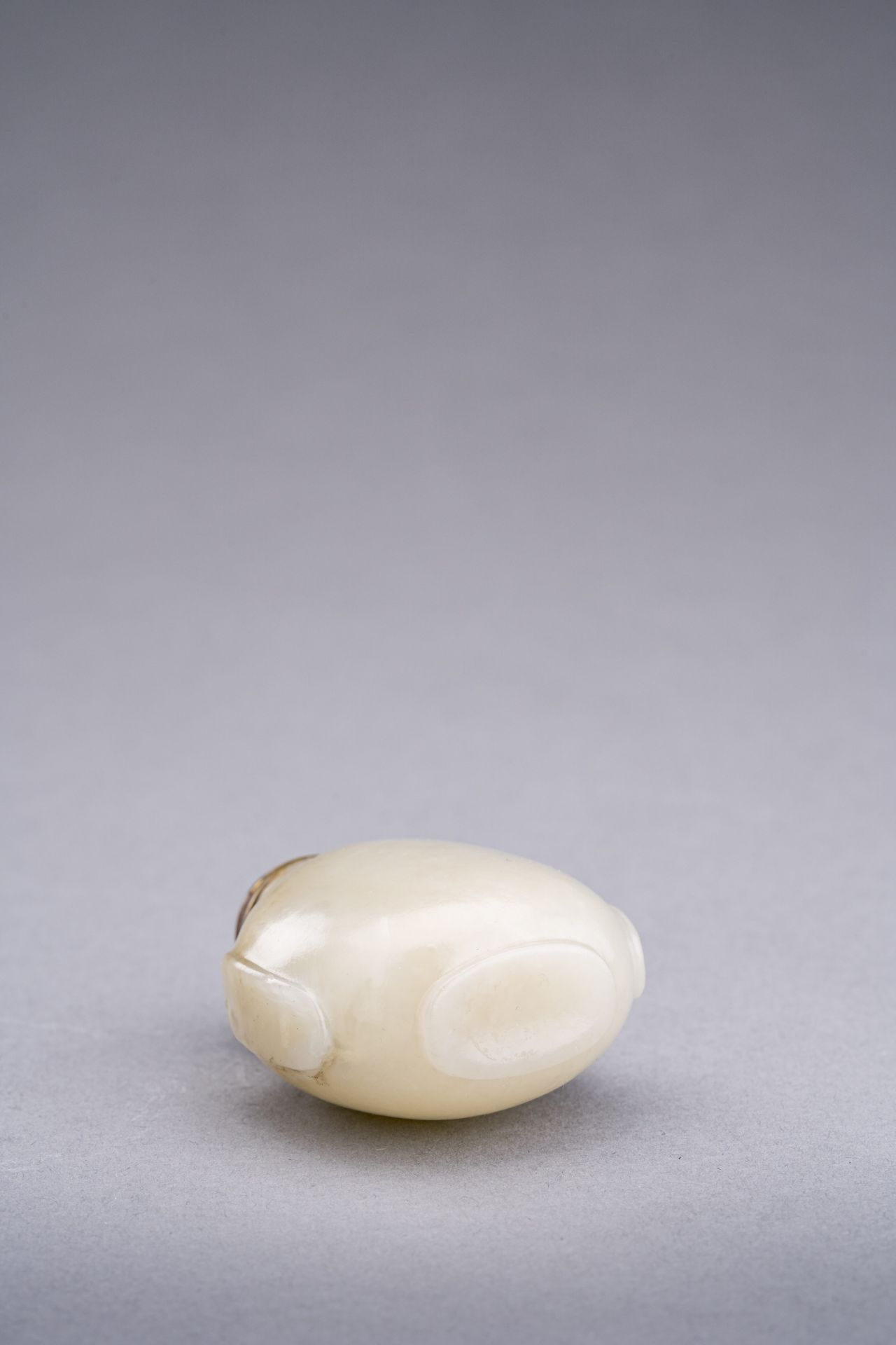 A CELADON JADE SNUFF BOTTLE, QING DYNASTY - Image 6 of 6