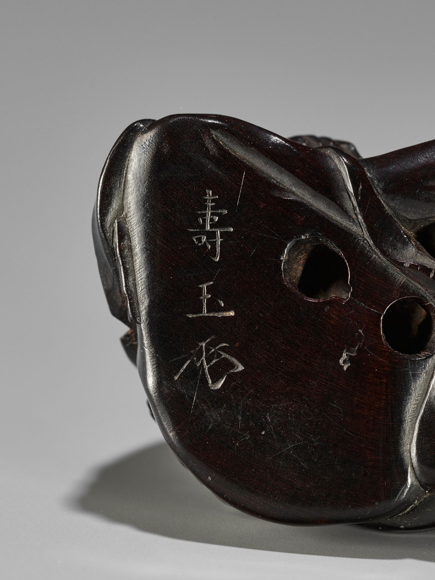 JUGYOKU: A WOOD NETSUKE OF A SCULPTOR CARVING A NIO HEAD - Bild 16 aus 16