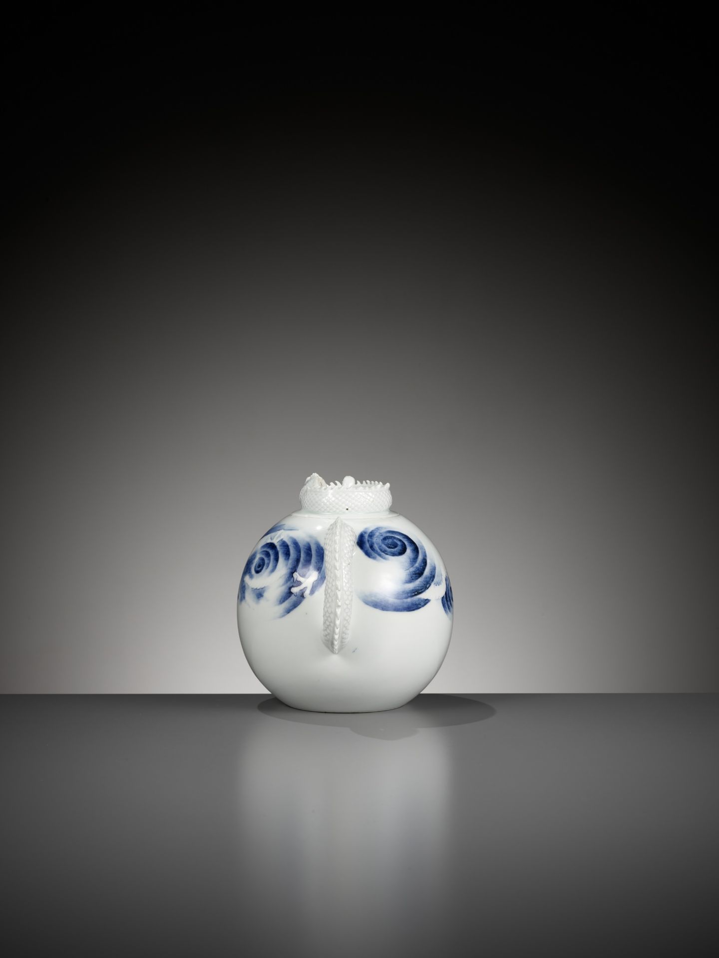 A HIRADO BLUE AND WHITE 'DRAGON' EWER AND COVER - Image 6 of 12