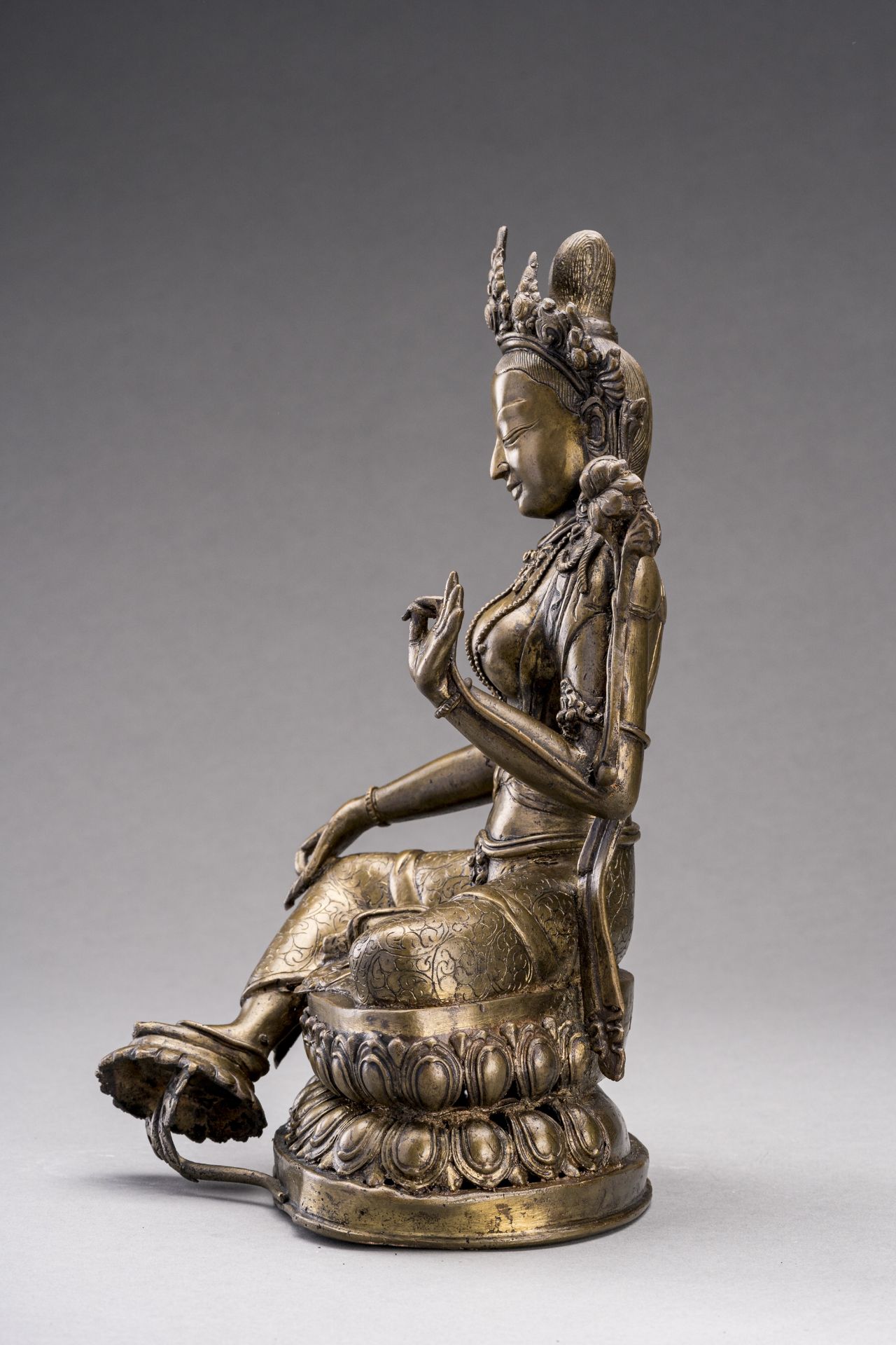 A NEPALESE BRONZE FIGURE OF TARA, c. 1920s - Bild 6 aus 8