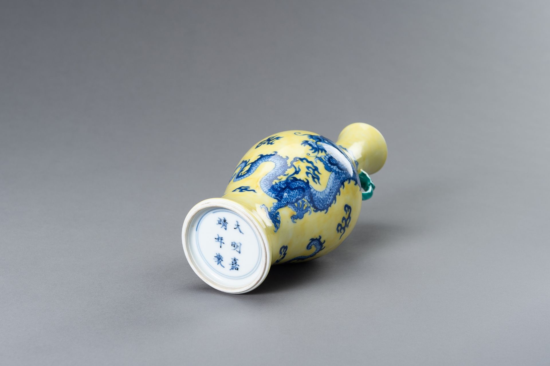 A BLUE AND YELLOW PORCELAIN 'DRAGON' VASE - Image 12 of 13