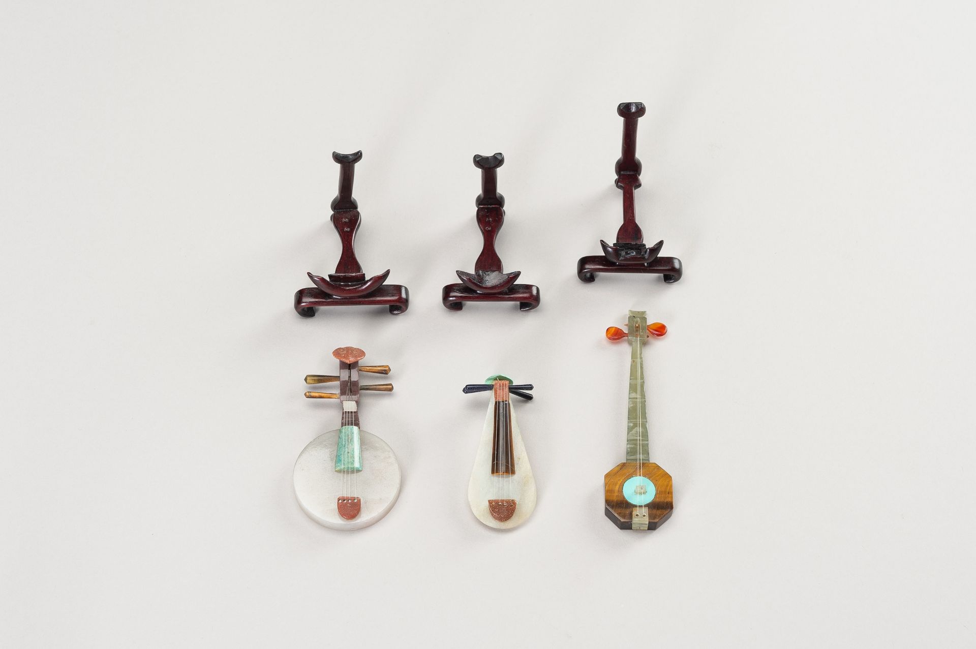 A GROUP OF EIGHT HARDSTONE MINIATURE MODELS OF MUSICAL INSTRUMENTS - Image 17 of 20