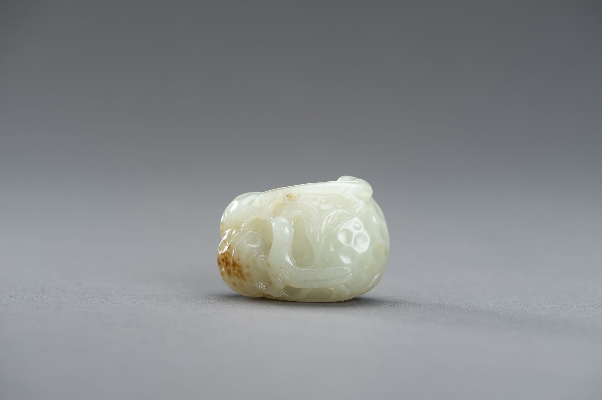 A CELADON JADE PENDANT OF A LYCHEE WITH BIRDS, 1920s - Image 4 of 9