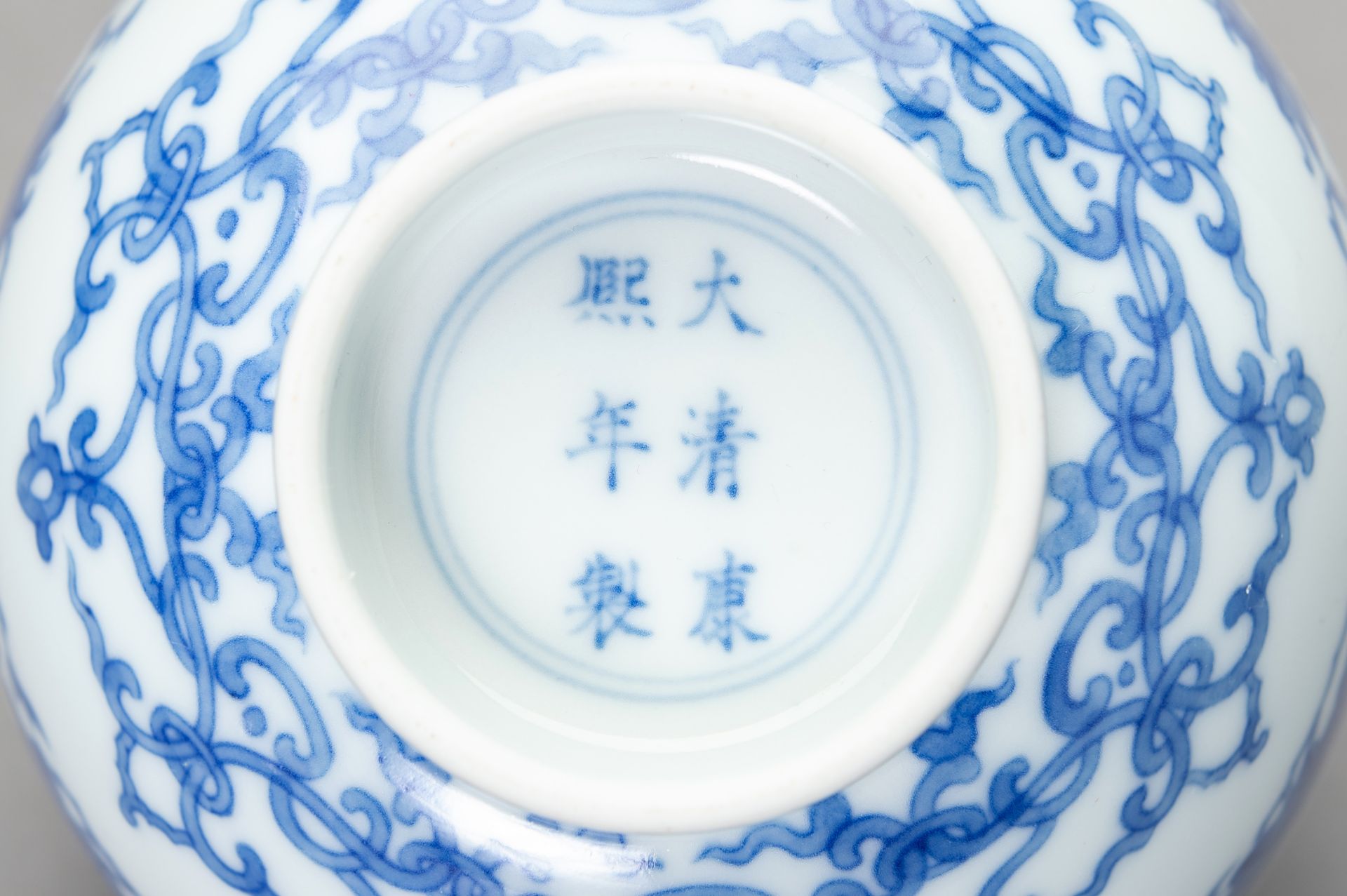 A BLUE AND WHITE KANGXI REVIVAL BOWL, LATE QING TO REPUBLIC - Image 9 of 11