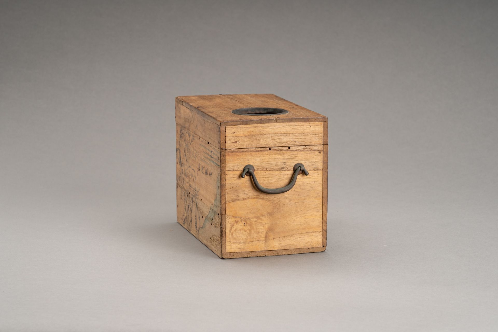 A WOODEN CHEST WITH DRAWERS AND A COPPER SAKE WARMER 'KANDOUKO', 19th CENTURY - Bild 22 aus 28
