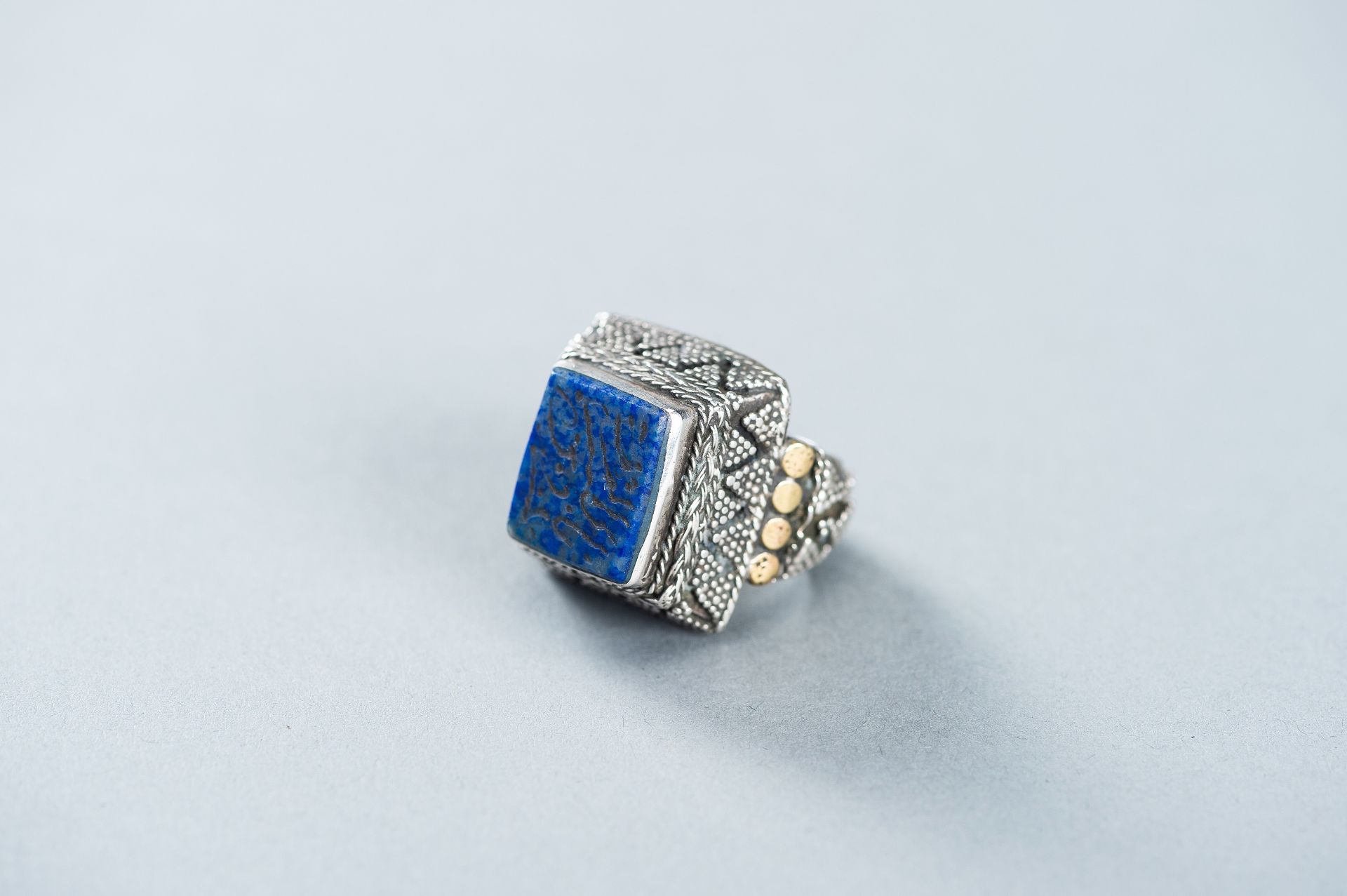 A LAPIS LAZULI INTAGLIO INSET PERSIAN SILVER RING - Image 3 of 7