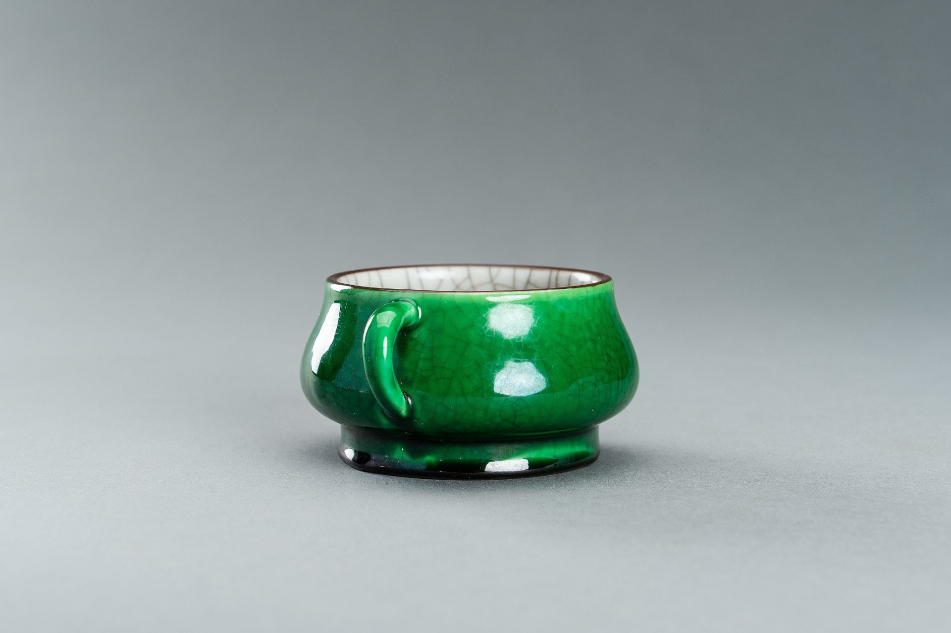 AN APPLE-GREEN GLAZED PORCELAIN CENSER, QING DYNASTY - Bild 7 aus 12