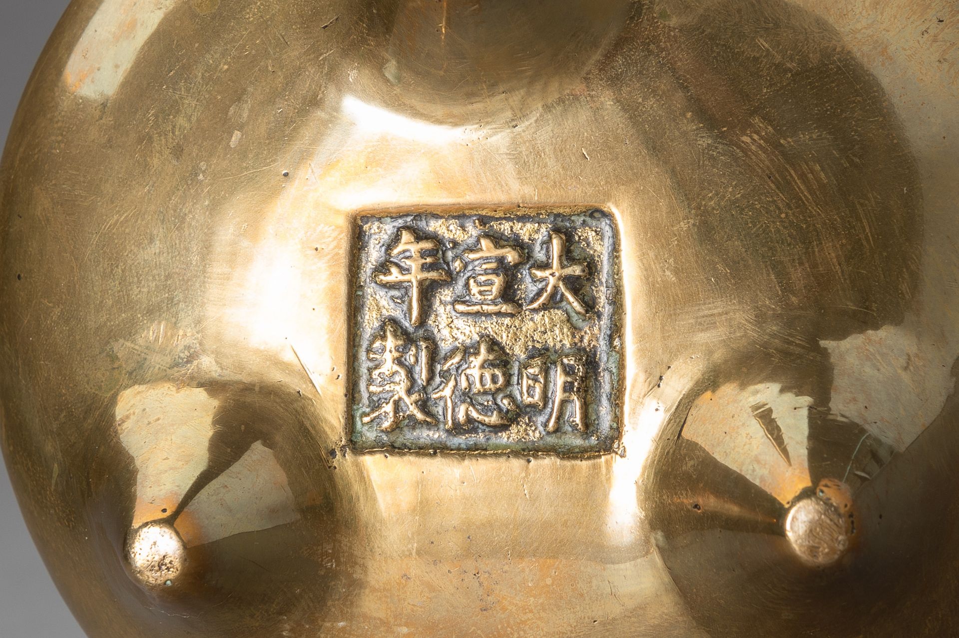 A GILT BRONZE TRIPOD CENSER WITH MATCHING STAND - Image 10 of 10