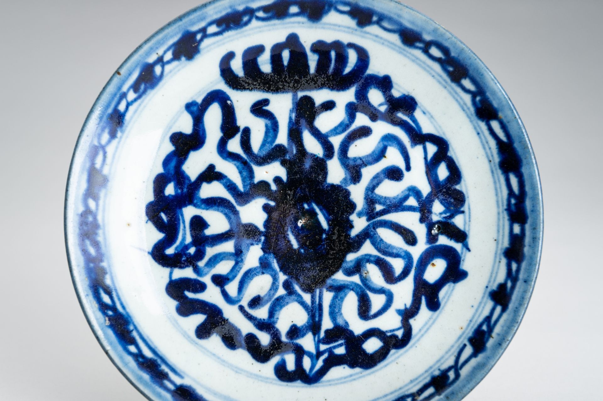 A LOT WITH THREE BLUE AND WHITE PORCELAIN DISHES, EDO - Image 5 of 17