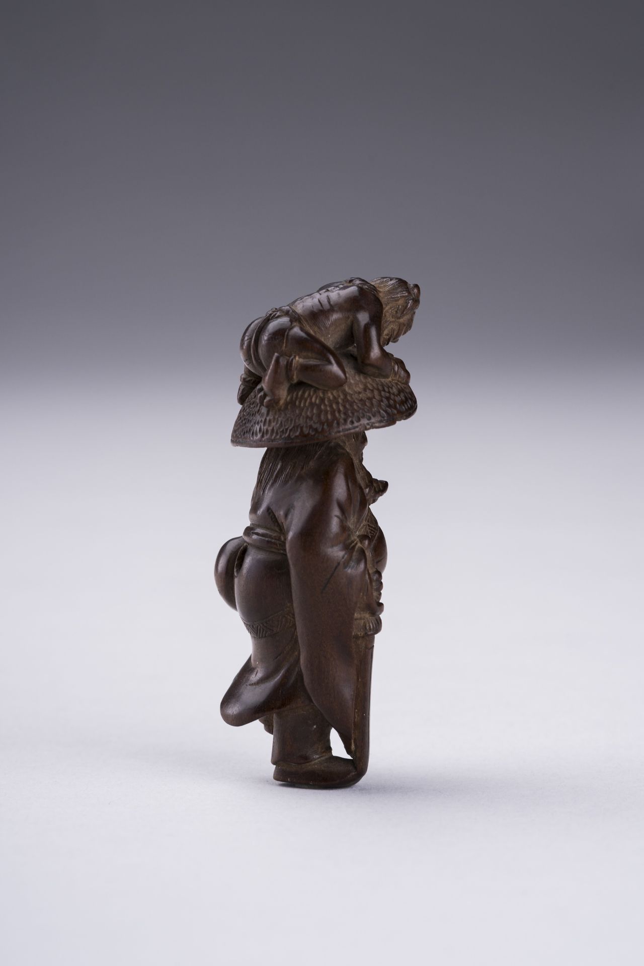 A BOXWOOD NETSUKE OF SHOKI AND ONI - Image 4 of 6