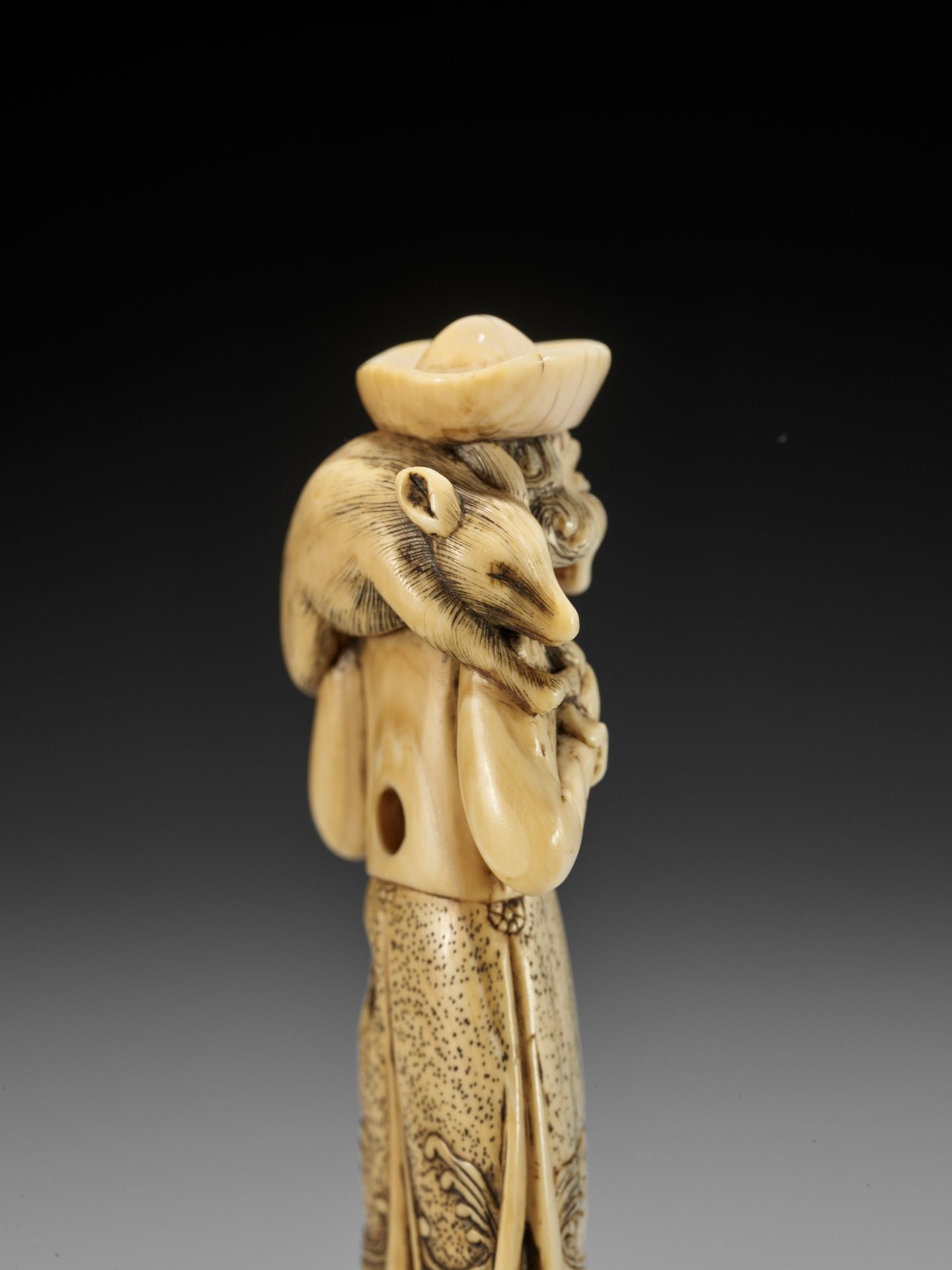 A SUPERB IVORY NETSUKE OF A DUTCHMAN - Image 2 of 17