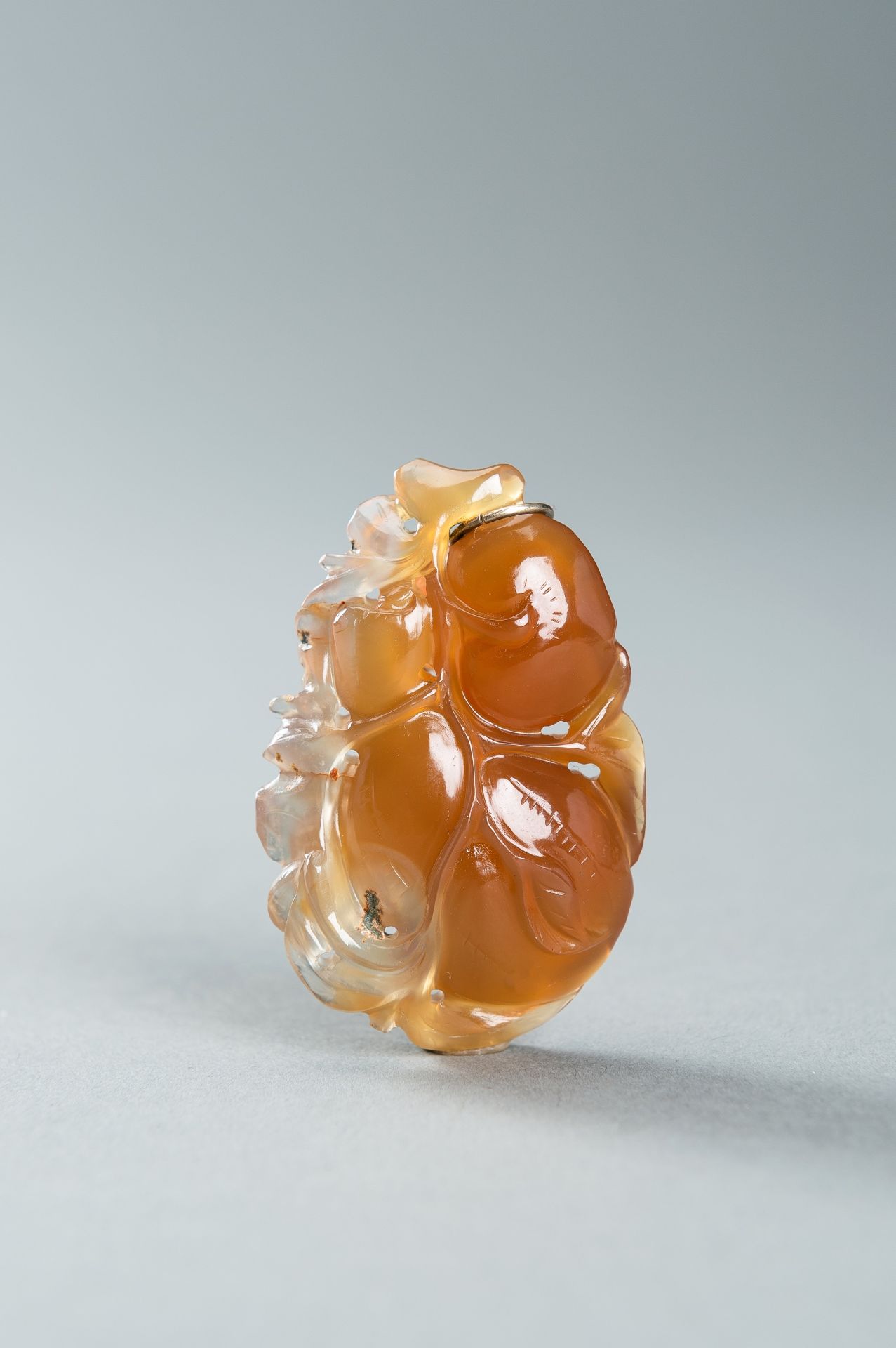 AN AGATE `GROURD AND FLOWERS` PENDANT, 1920s - Image 6 of 10