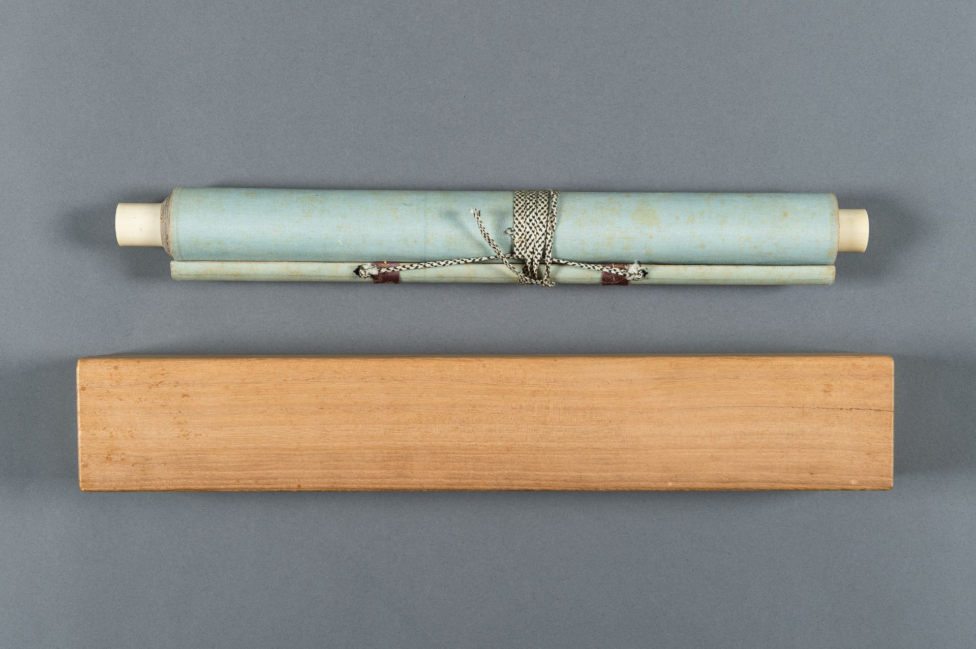 KIKUGAWA EIZAN (1787-1867): A TWO-PART COLOR WOODBLOCK PRINT KAKEMONO OF A BEAUTY - Image 10 of 11