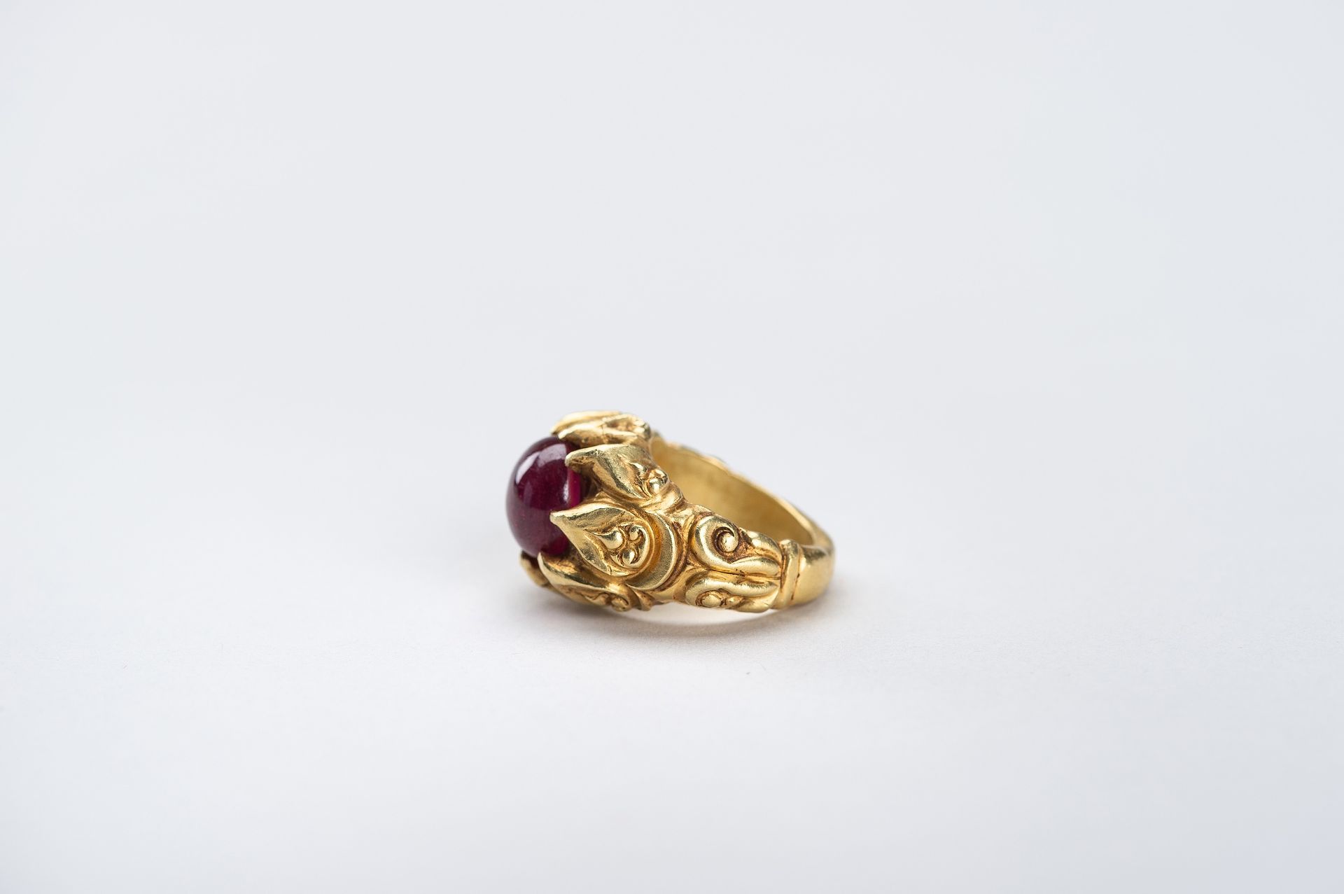 A BURMESE GOLD RING WITH 3 CARAT RUBY - Image 7 of 10