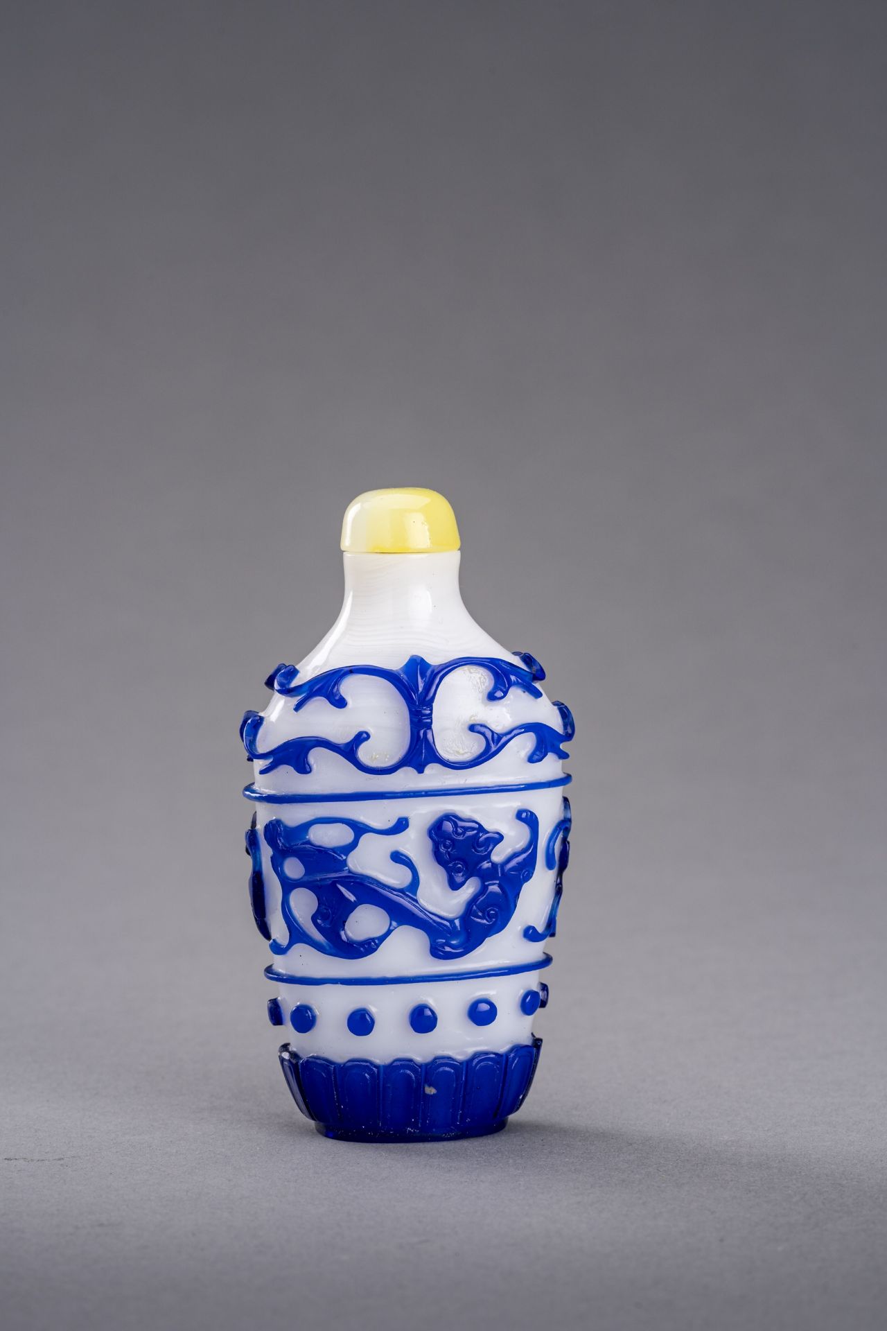 A FINE AND LARGE SAPPHIRE-BLUE OVERLAY GLASS SNUFF BOTTLE, 18th CENTURY - Bild 3 aus 6