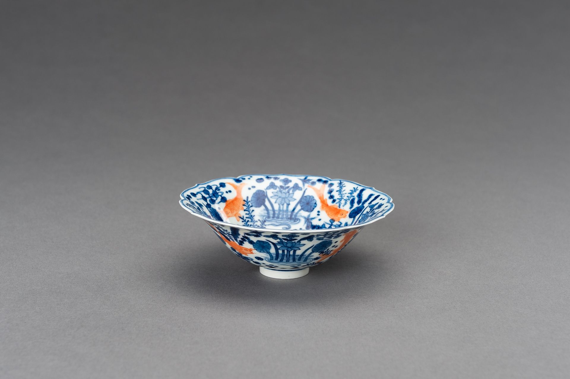 A FINE BLUE AND WHITE 'GOLDFISH' PORCELAIN BOWL, c. 1920s - Bild 10 aus 15