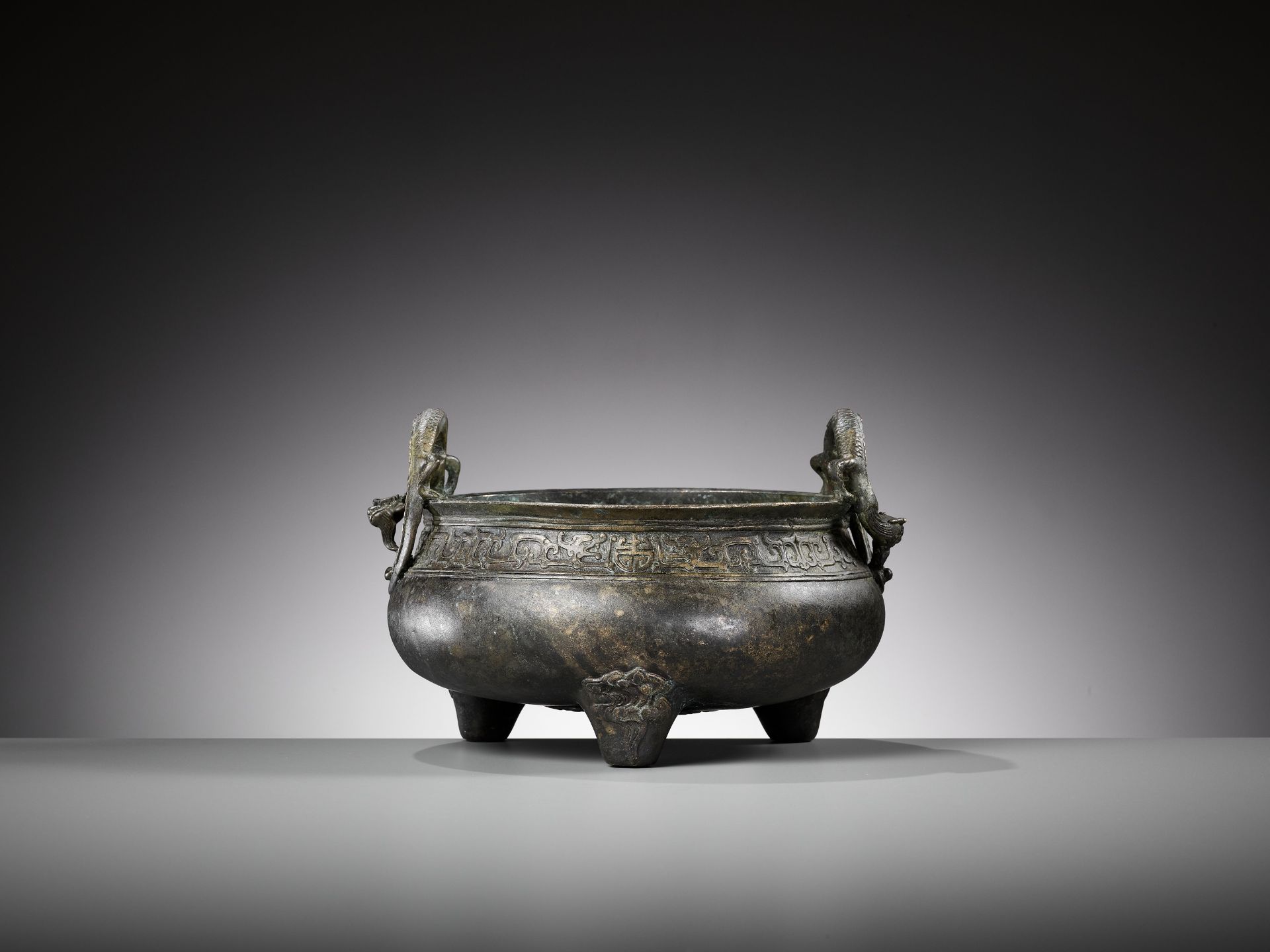 A LARGE BRONZE 'CHILONG HANDLE' TRIPOD CENSER, QING DYNASTY - Image 2 of 10