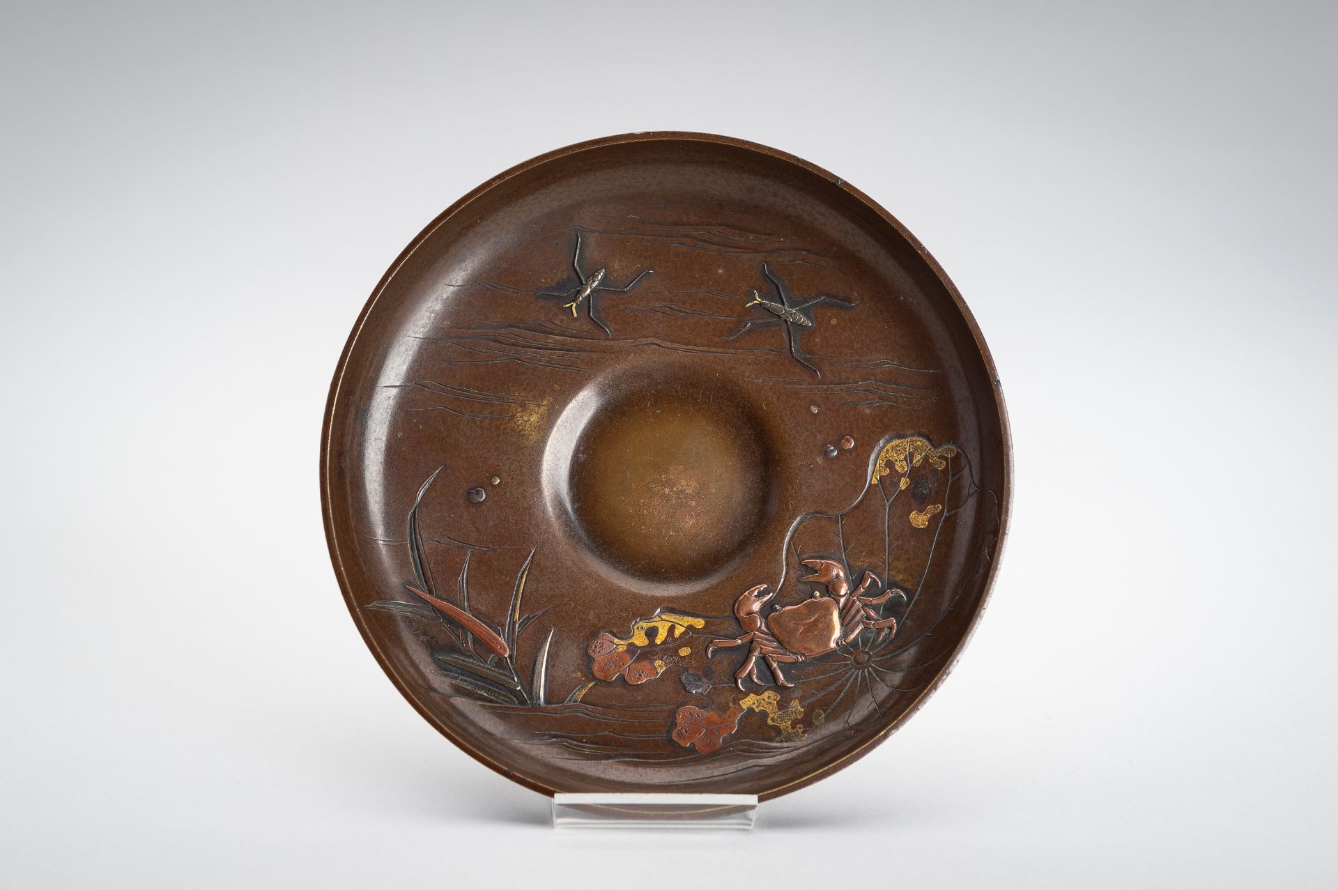 A FINE BRONZE DISH AND A MIXED METAL INKWELL WITH UNDERWATER DECOR, MEIJI - Image 4 of 18