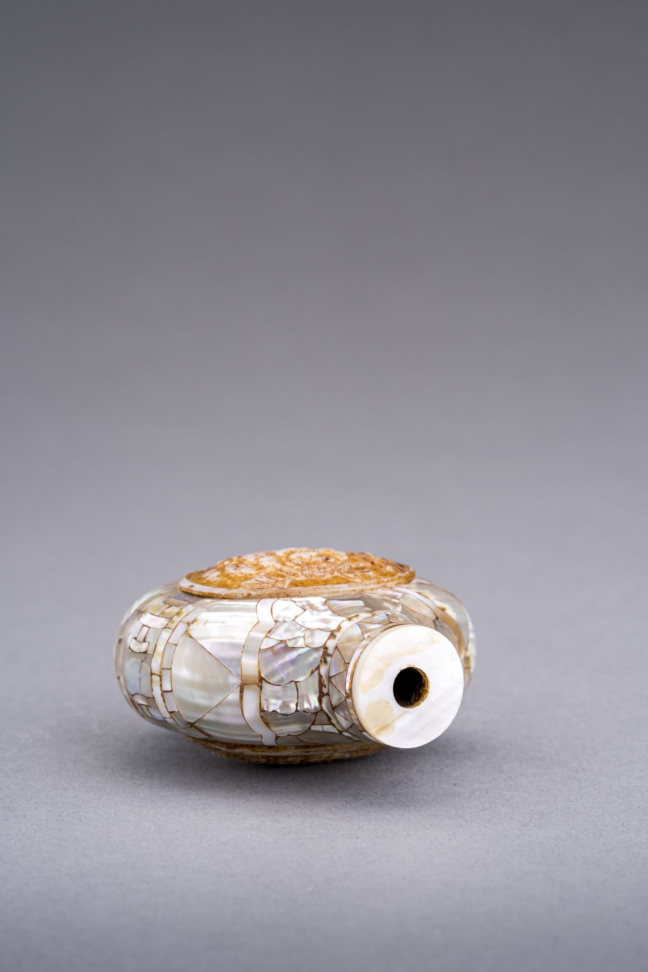 A MOTHER-OR-PEARL SNUFF BOTTLE, c. 1920s - Image 6 of 8