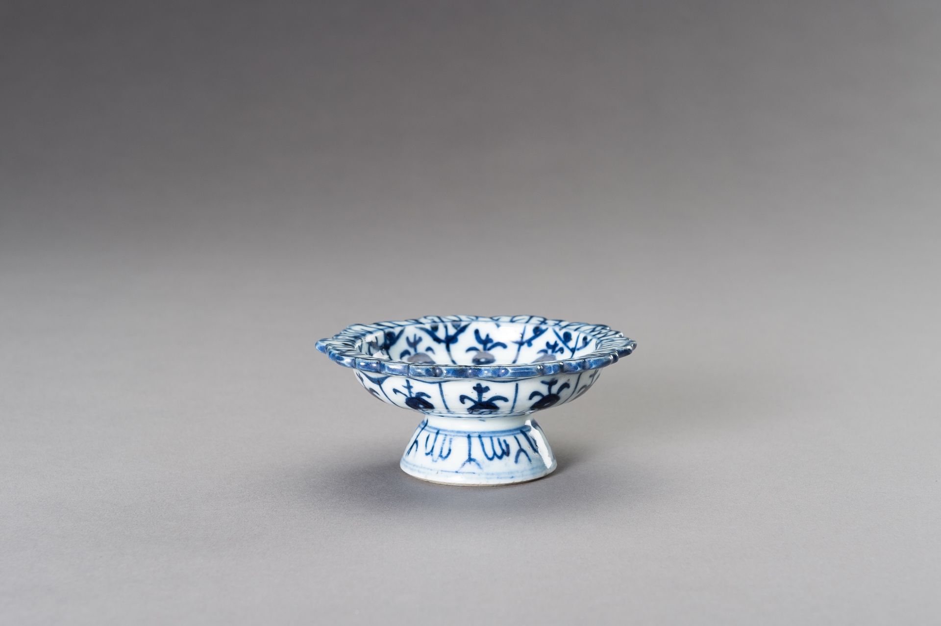 A BLUE AND WHITE TAZZA, QING - Image 6 of 10