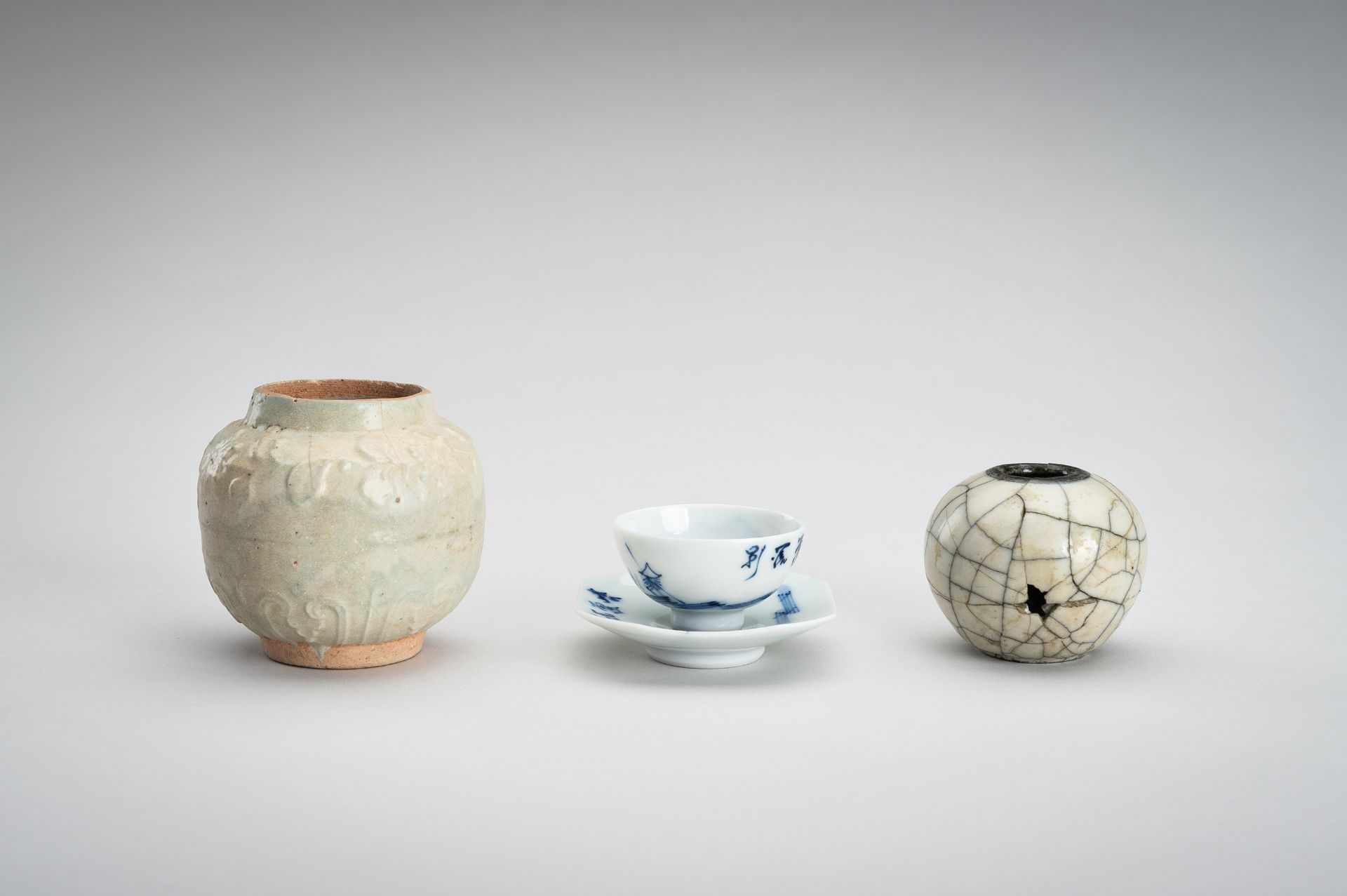 A GROUP OF THREE CERAMIC AND PORCELAIN ITEMS - Image 10 of 14