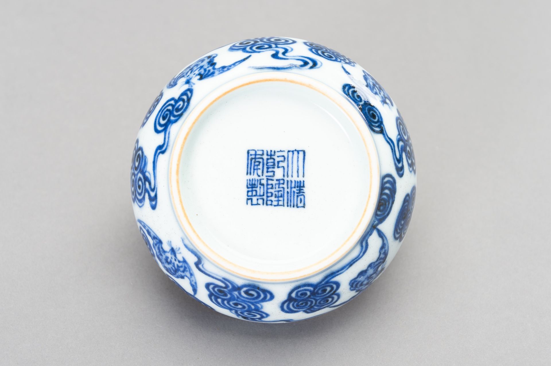 A SMALL BLUE AND WHITE PORCELAIN 'BATS' BOX AND COVER, LATE QING DYNASTY - Image 11 of 13