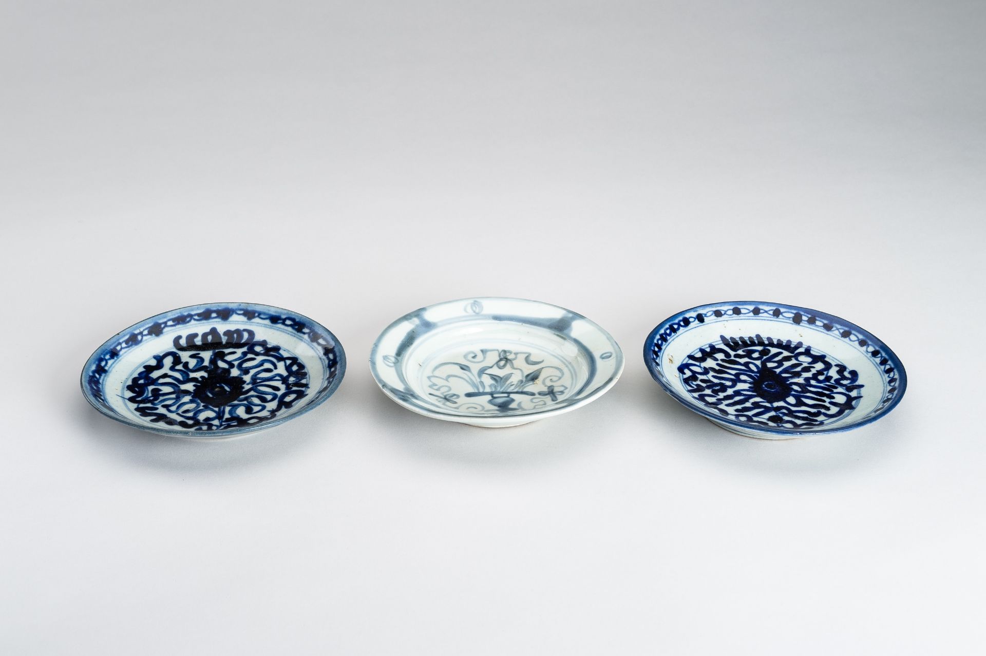 A LOT WITH THREE BLUE AND WHITE PORCELAIN DISHES, EDO - Image 2 of 17