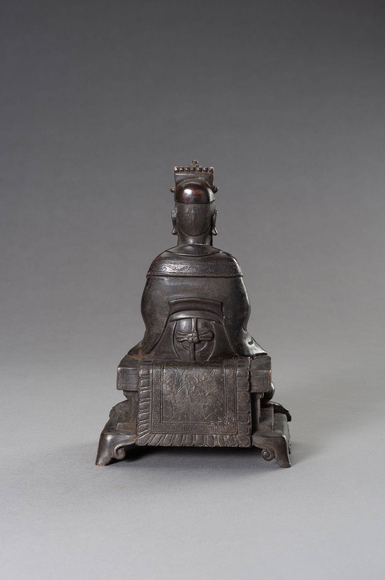 A MING-STYLE BRONZE FIGURE OF A DIGNITARY - Image 8 of 9