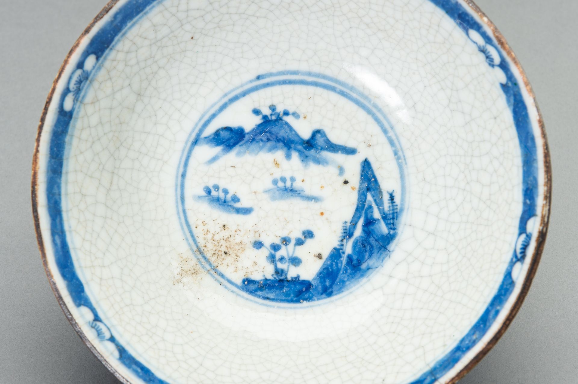 A MIXED LOT WITH THREE PORCELAIN BOWLS - Image 10 of 15