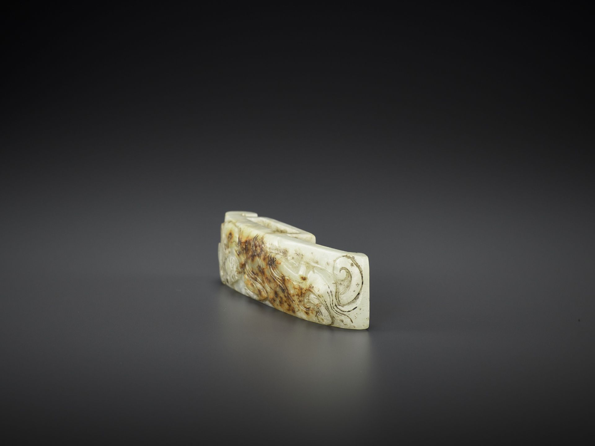 AN ARCHASITIC JADE SCABBARD SLIDE WITH DRAGON AMID CLOUDS, EARLY MING - Bild 6 aus 10