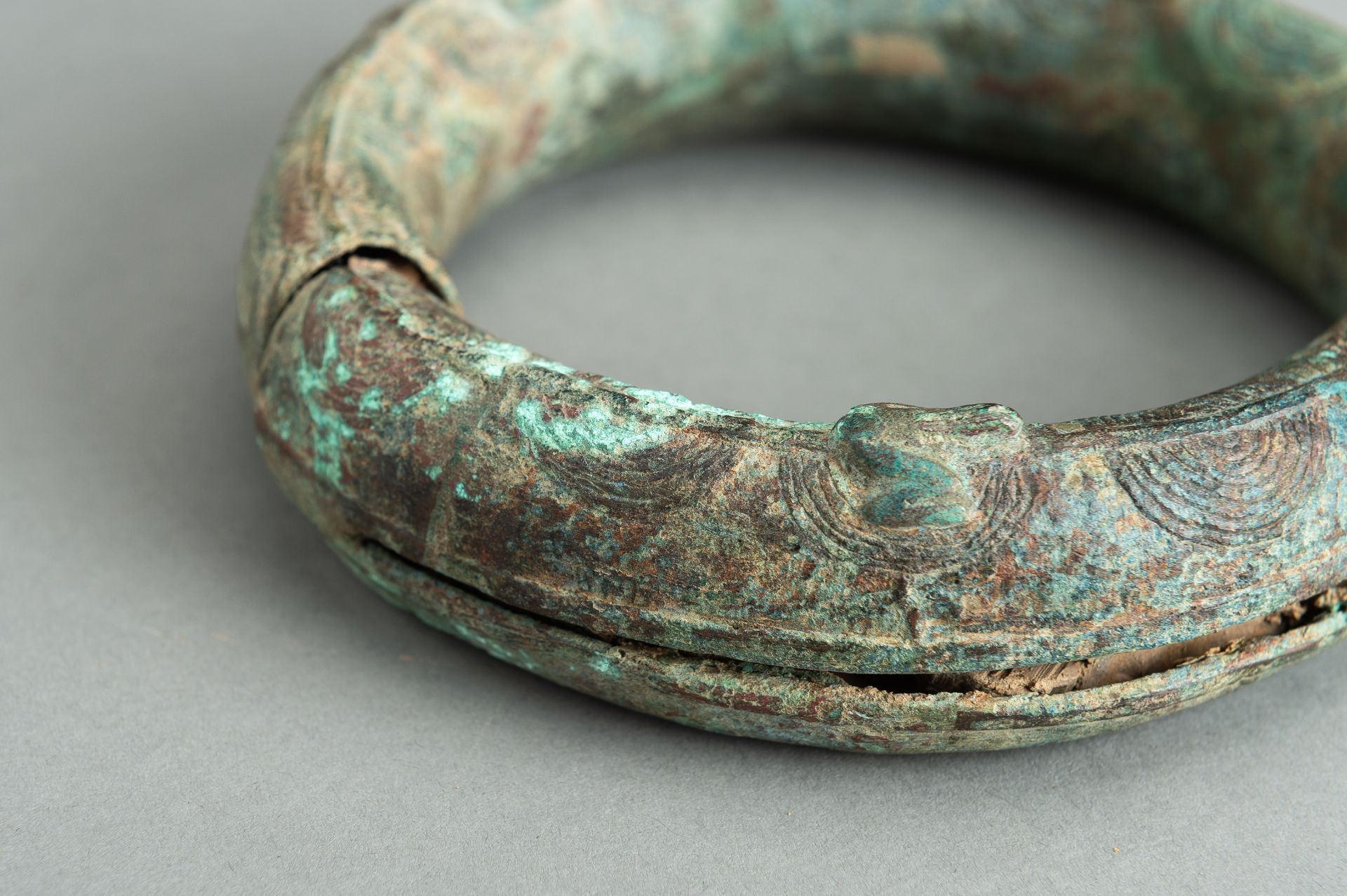 A PAIR OF BRONZE 'FROG' RITUAL BANGLES, DONG SON CULTURE - Bild 10 aus 15