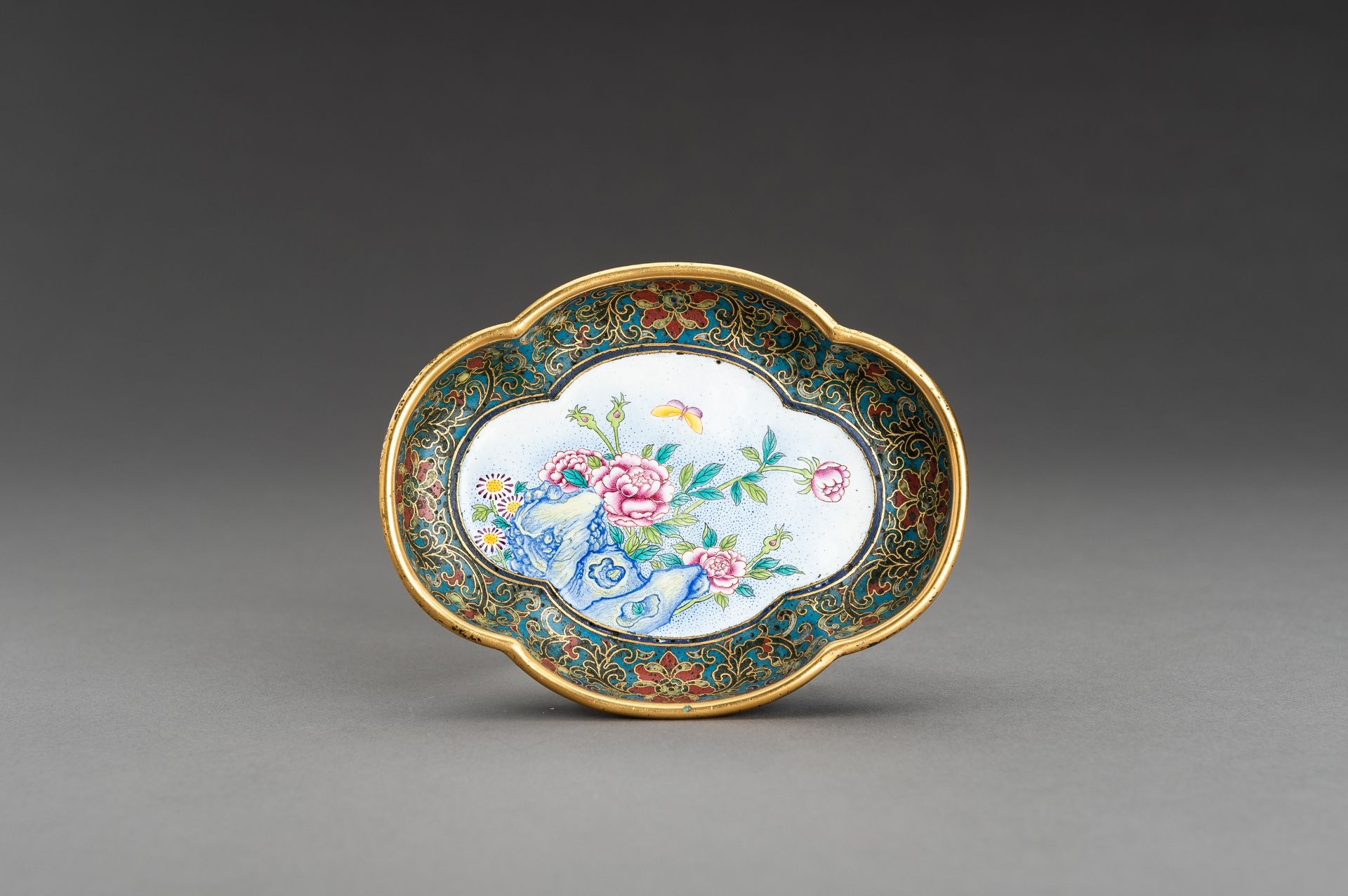 A LOBED CLOISONNE 'BUTTERFLY AND PEONIES' DISH, c. 1920s - Bild 8 aus 11