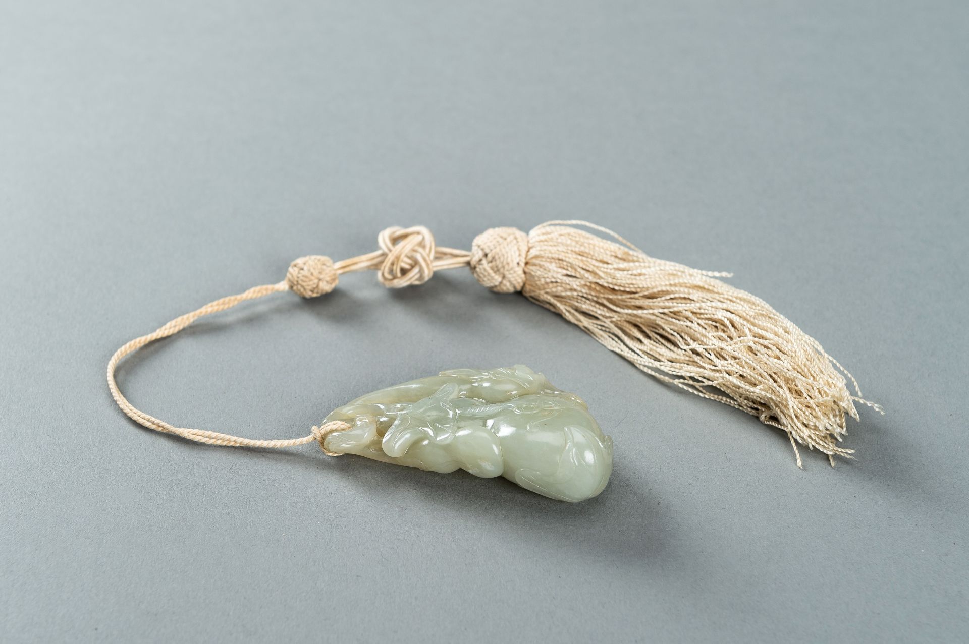 A PALE CELADON JADE PENDANT DEPICTING DOUBLE GOURDS - Bild 11 aus 12