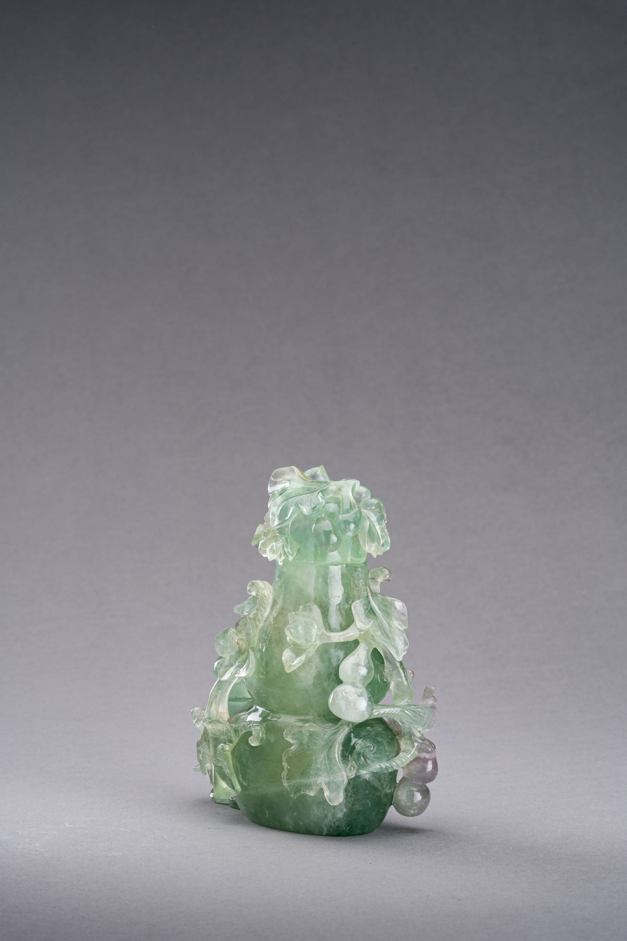 A GREEN FLUORITE 'DOUBLE GOURD AND BOY' VASE - Bild 5 aus 10