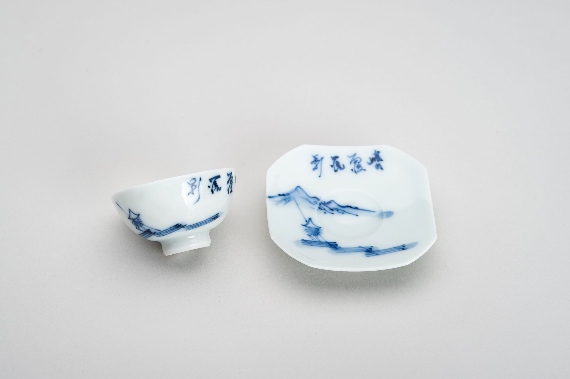 A GROUP OF THREE CERAMIC AND PORCELAIN ITEMS - Image 9 of 14